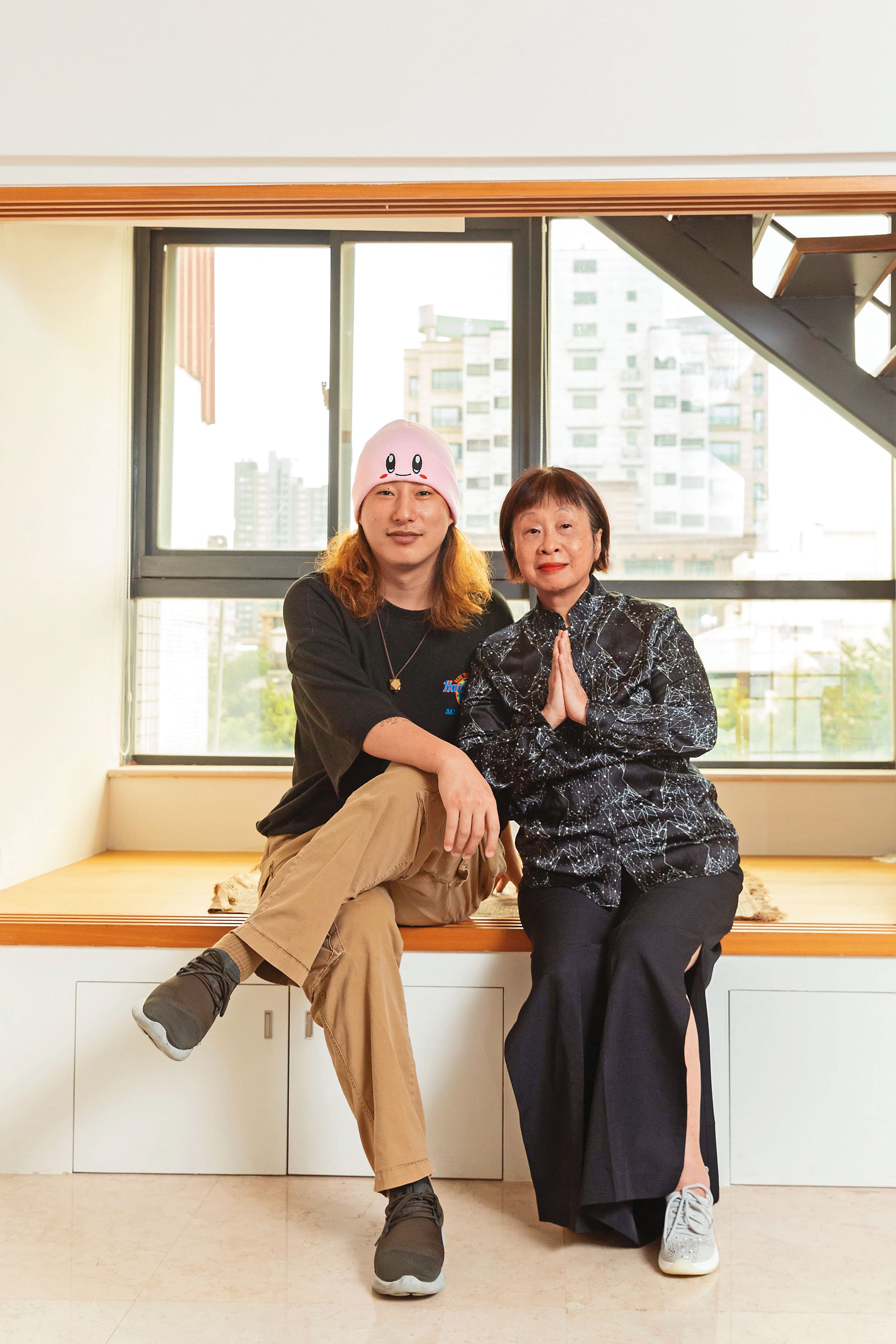 改編過程中,李昂(右)常請柳廣成(左)吃美食、討論進度,使漫畫忠實呈現原作主題。