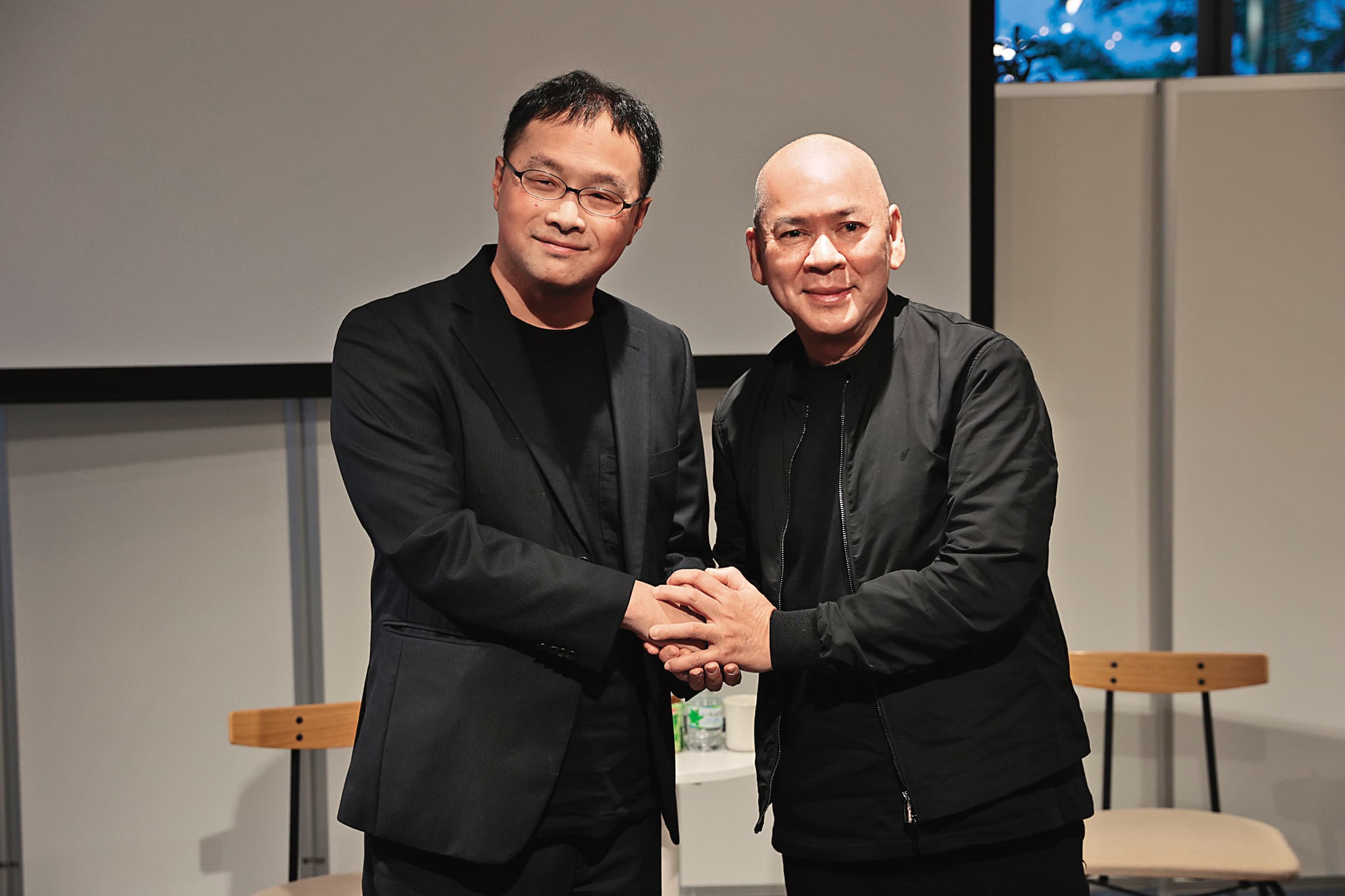 本屆黑澤明獎得主深田晃司（左）與蔡明亮（右）在影展的對談活動上分享創作心得。（東京國際影展提供）