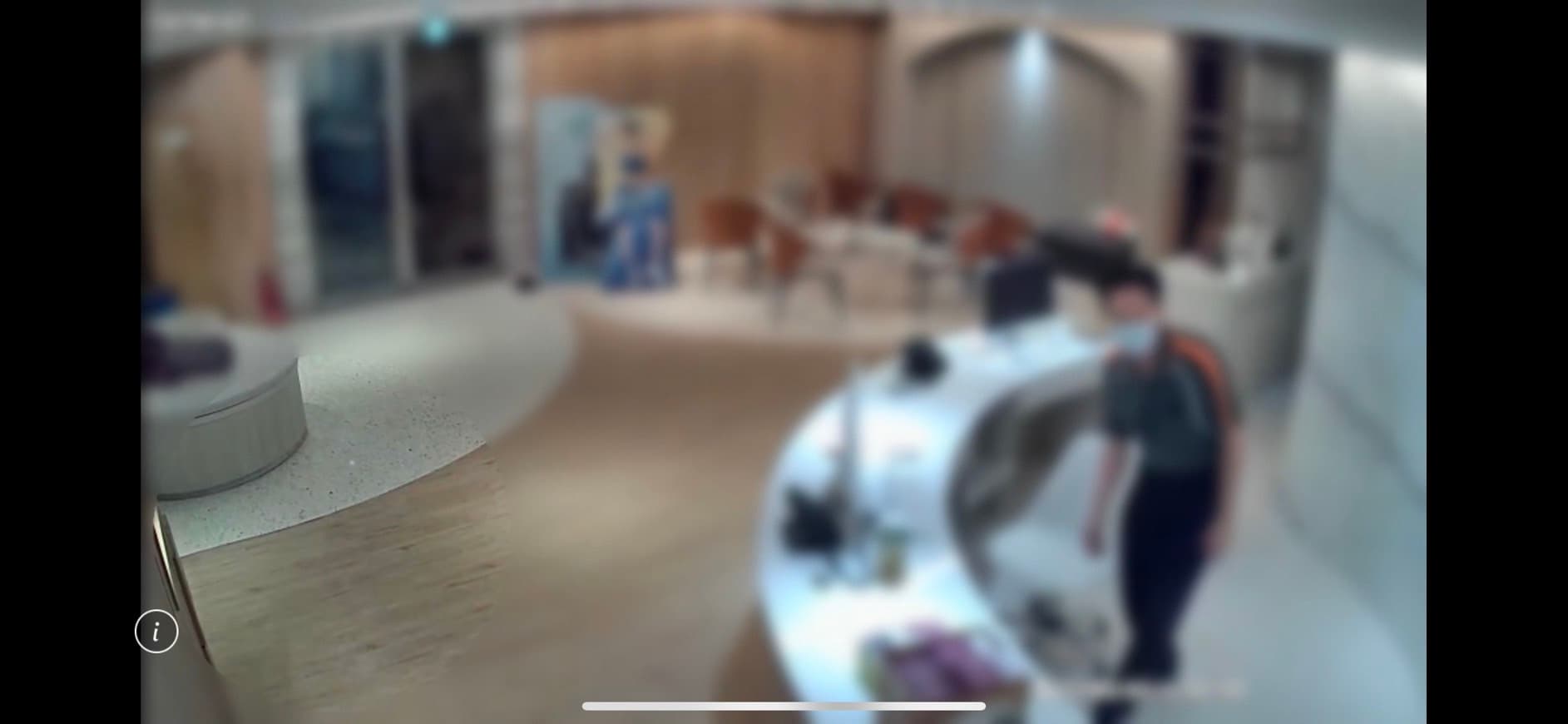 楊男潛入醫美診所櫃台犯案。(翻攝畫面)