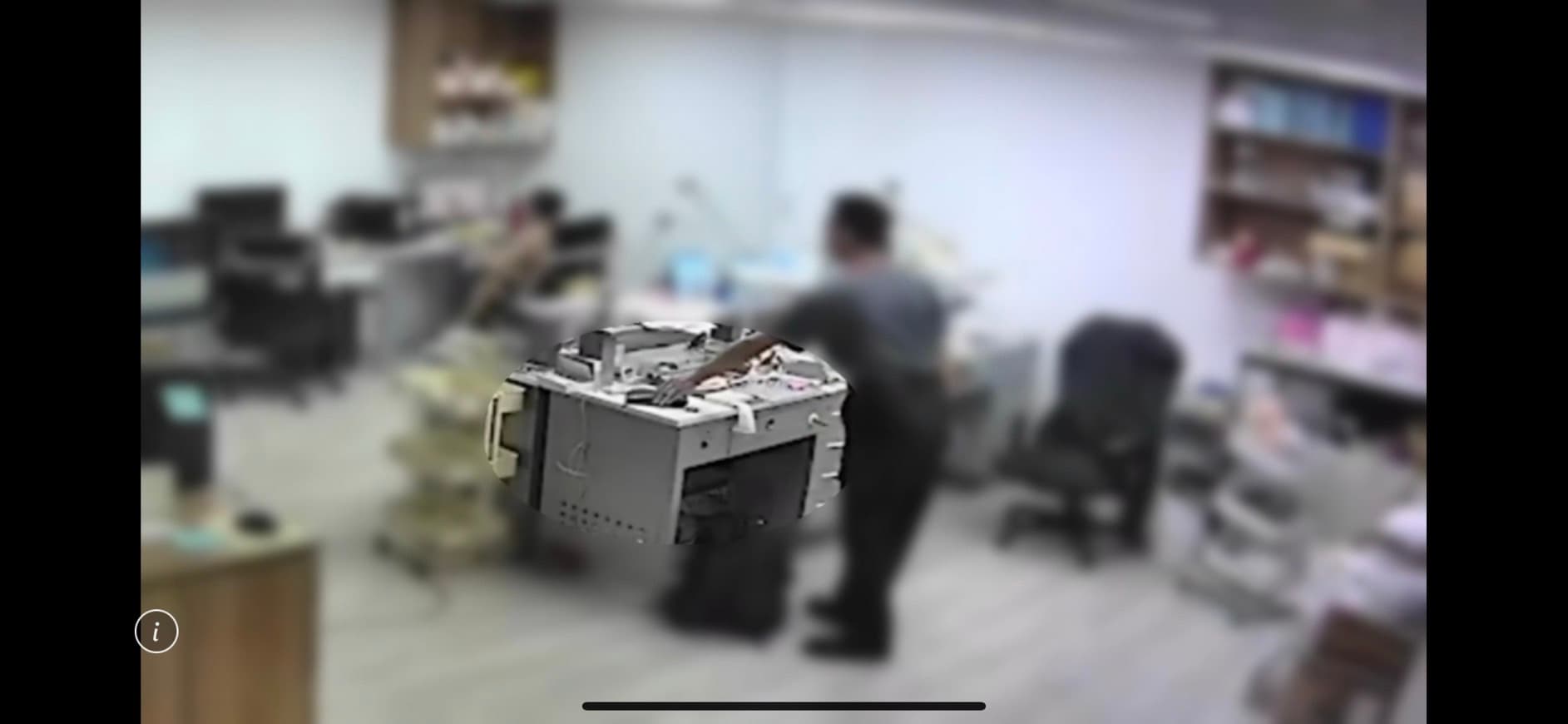 楊男無視公司裡有員工,仍大膽偷走桌上皮夾。(翻攝畫面)
