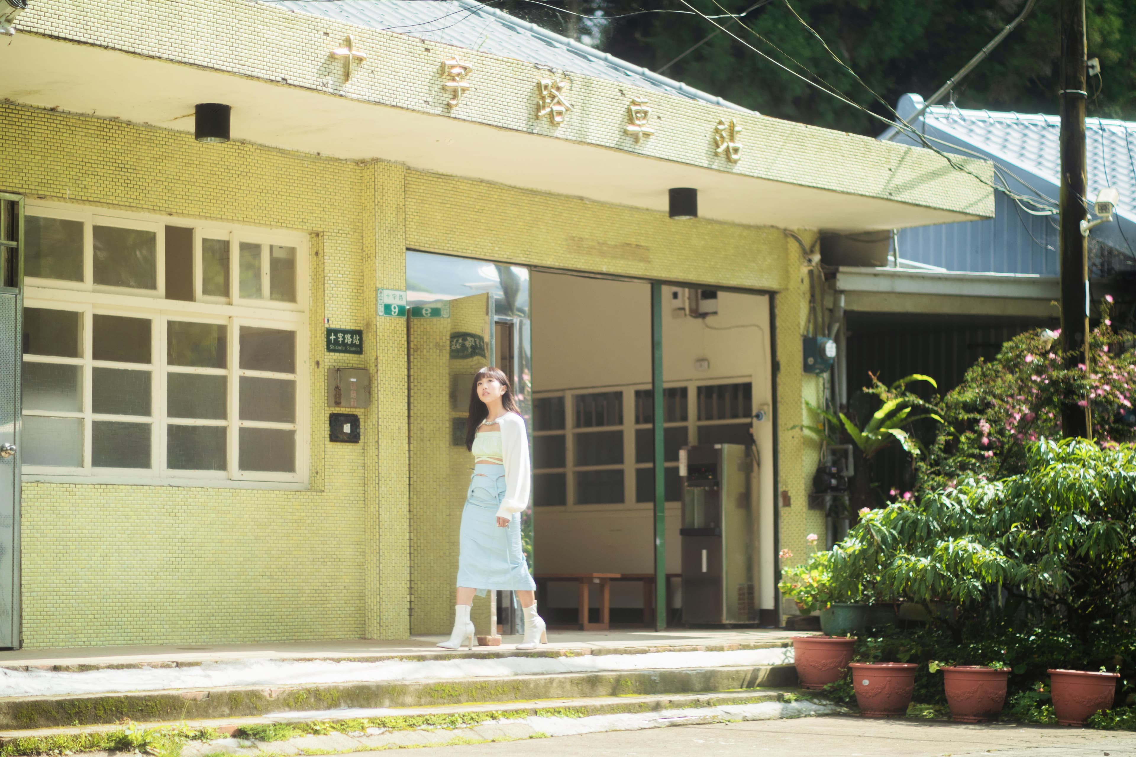 阿里山拍攝MV 首次坐上阿里山小火車,搶時間拍攝車廂未能好好體驗。(索尼音樂提供)