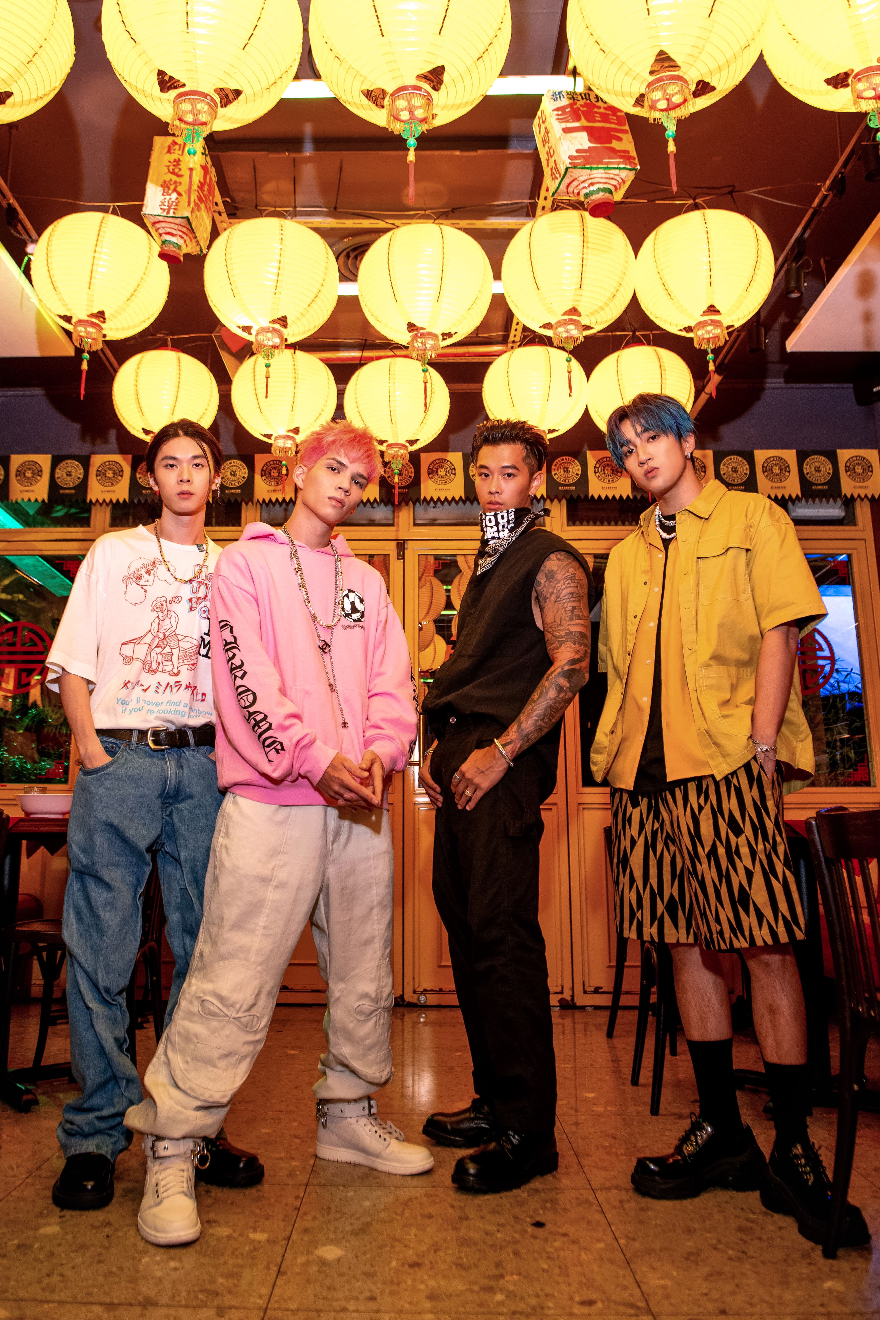 派偉俊(左二)新單曲〈最後一次心碎〉MV力邀高爾宣(左)、婁峻碩及Hosea 等圈內好友客串演出。(杰威爾音樂提供)