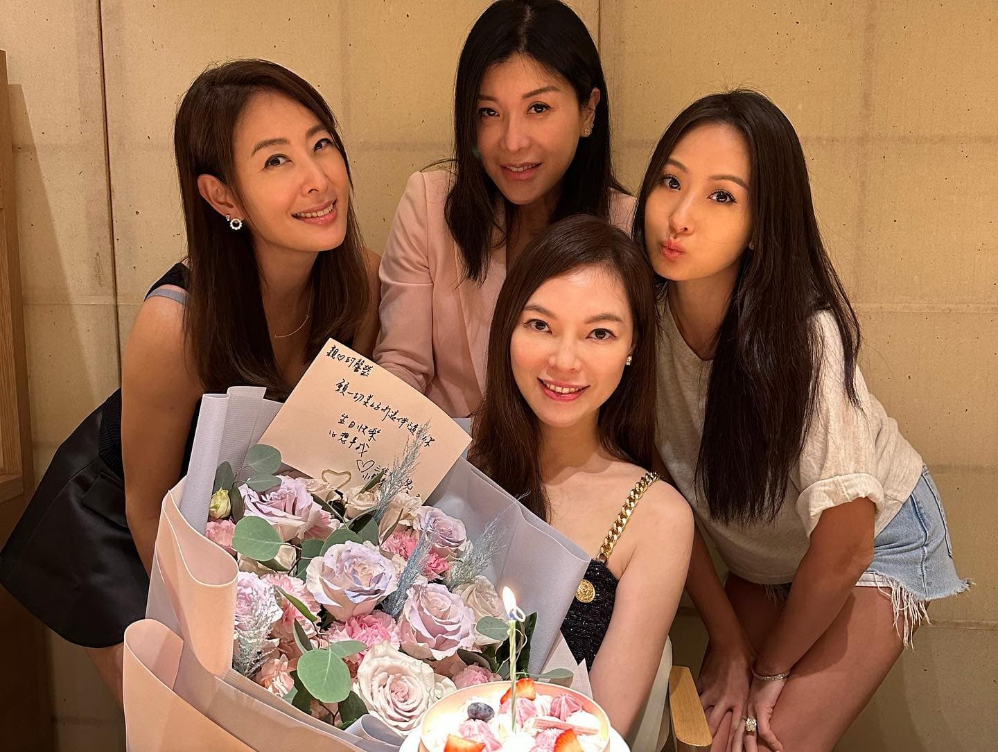 曾馨瑩(前)過48歲生日,賈永婕(後排左起)、林慧晶、孫芸芸送她鮮花和蛋糕慶生。(翻攝賈永婕臉書)
