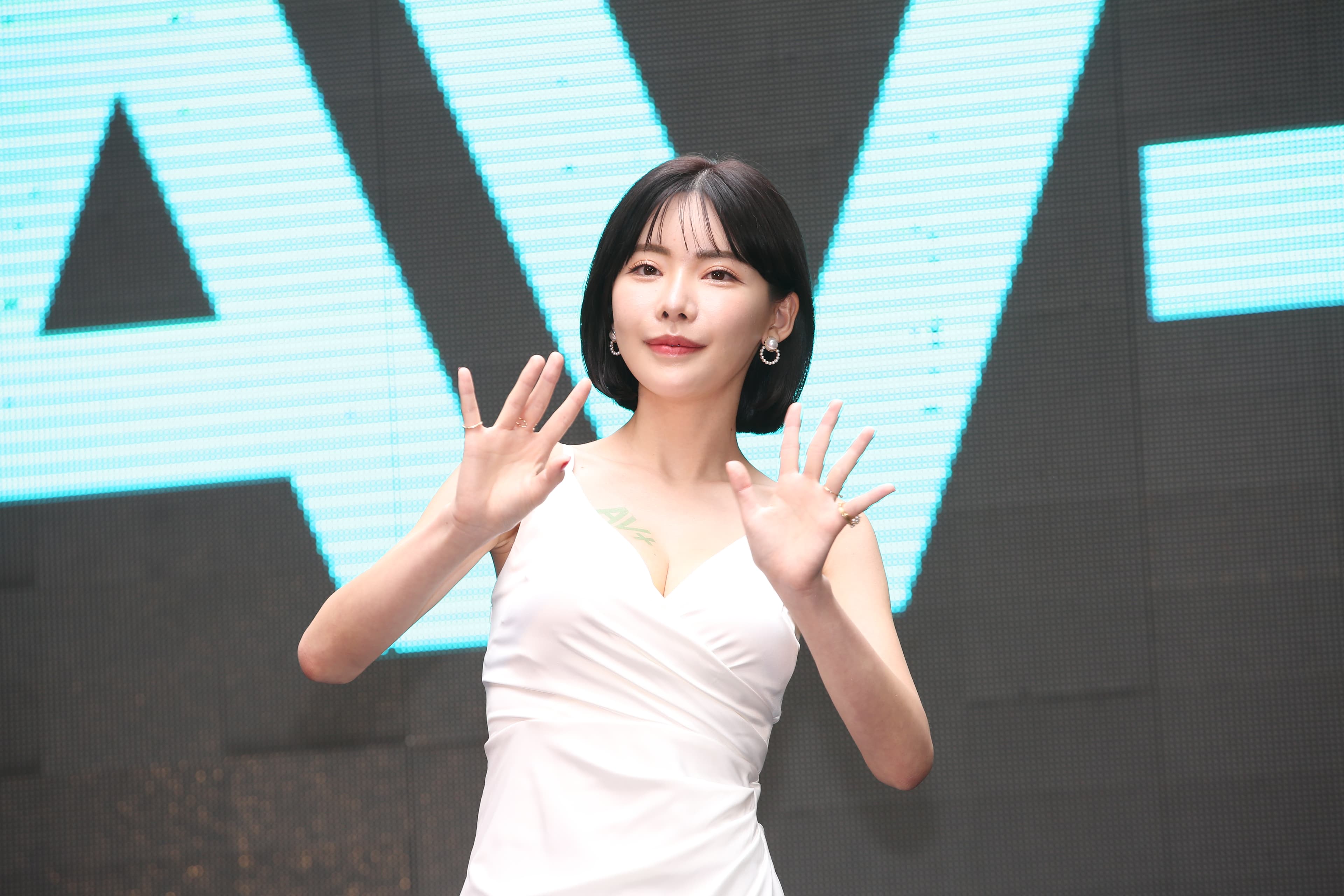 深田詠美表示不工作時喜歡擁抱大自然，有時也只是帶本書到咖啡店打發時間。