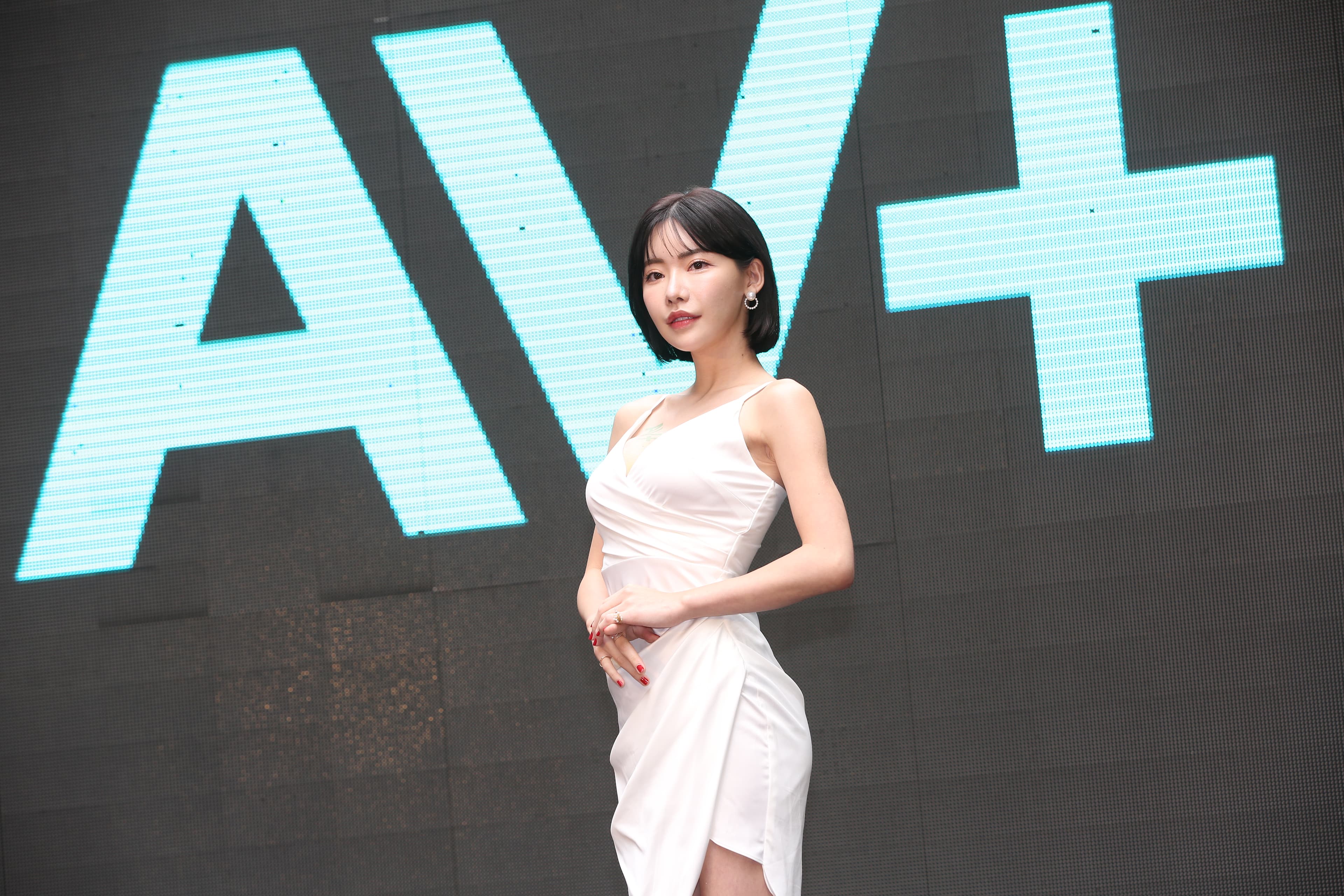 深田詠美入行6年左右，號稱與男優已合作千次以上。