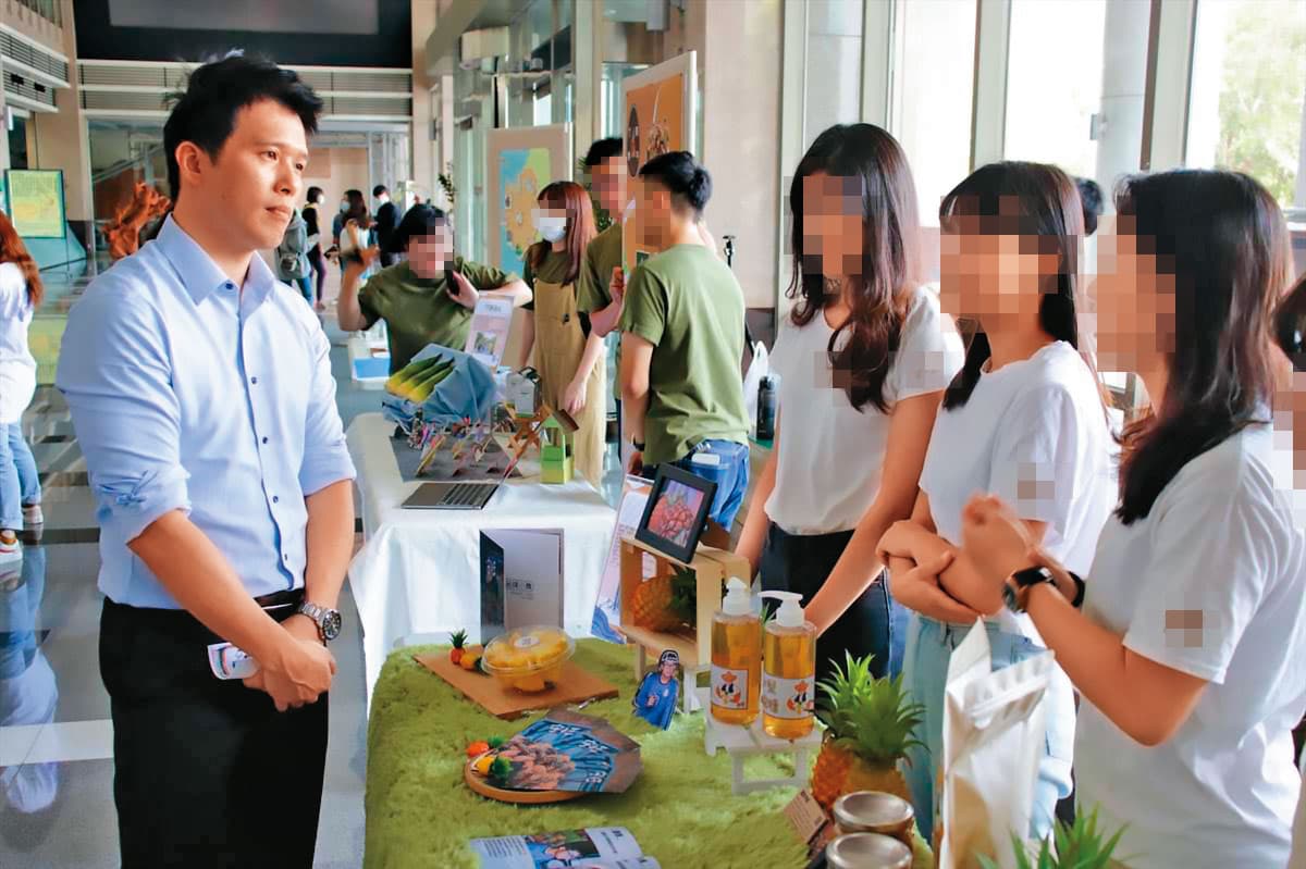 吳宏偉在教學上頗受學生愛戴,私下卻被法院認證是渣男。圖中女子非相關當事人。(翻攝崑山科大官網)