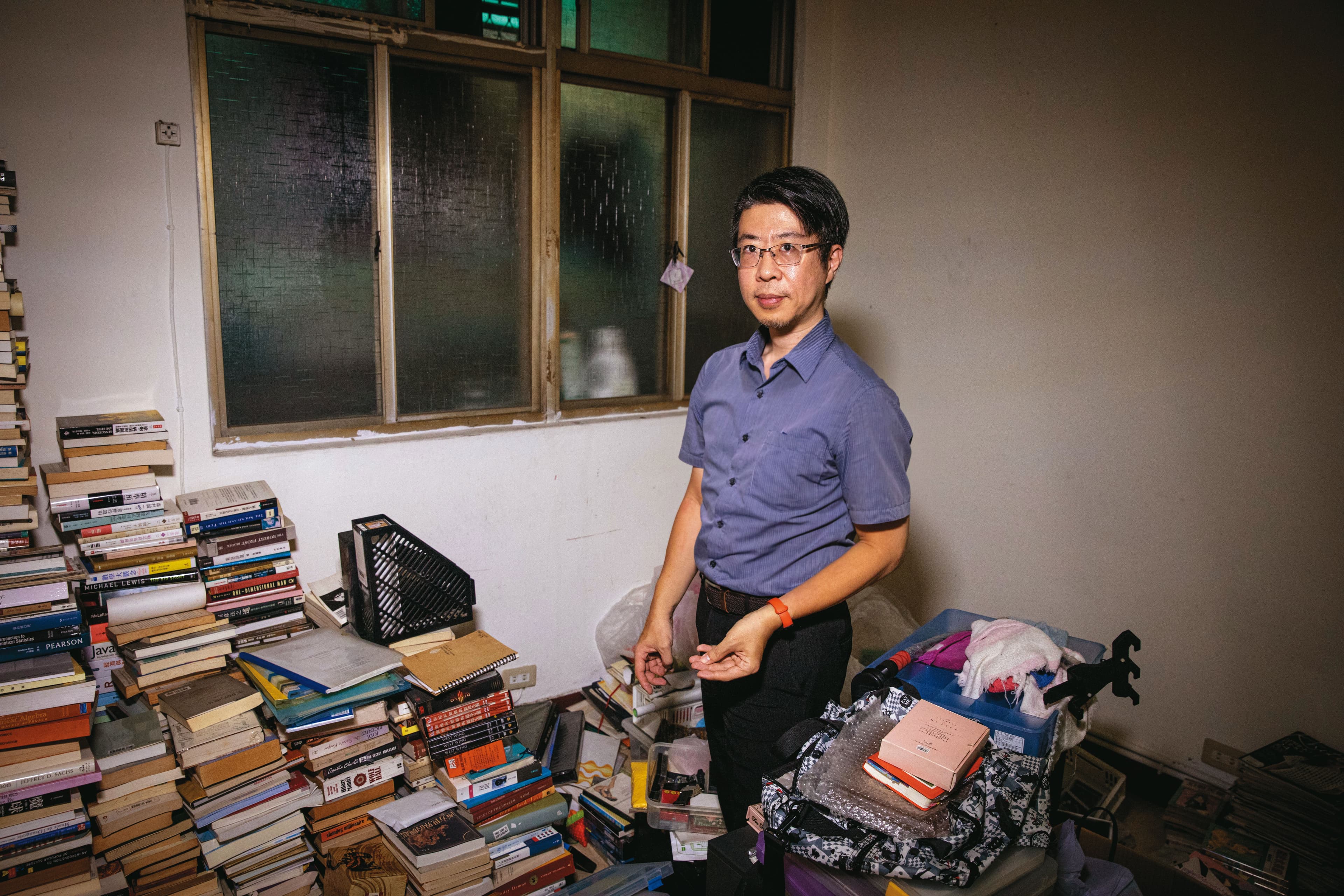 吳正華帶我們到放著妻子遺物的房間。妻子的衣物他先捐給了心怡基金會,剩下的多半是書。