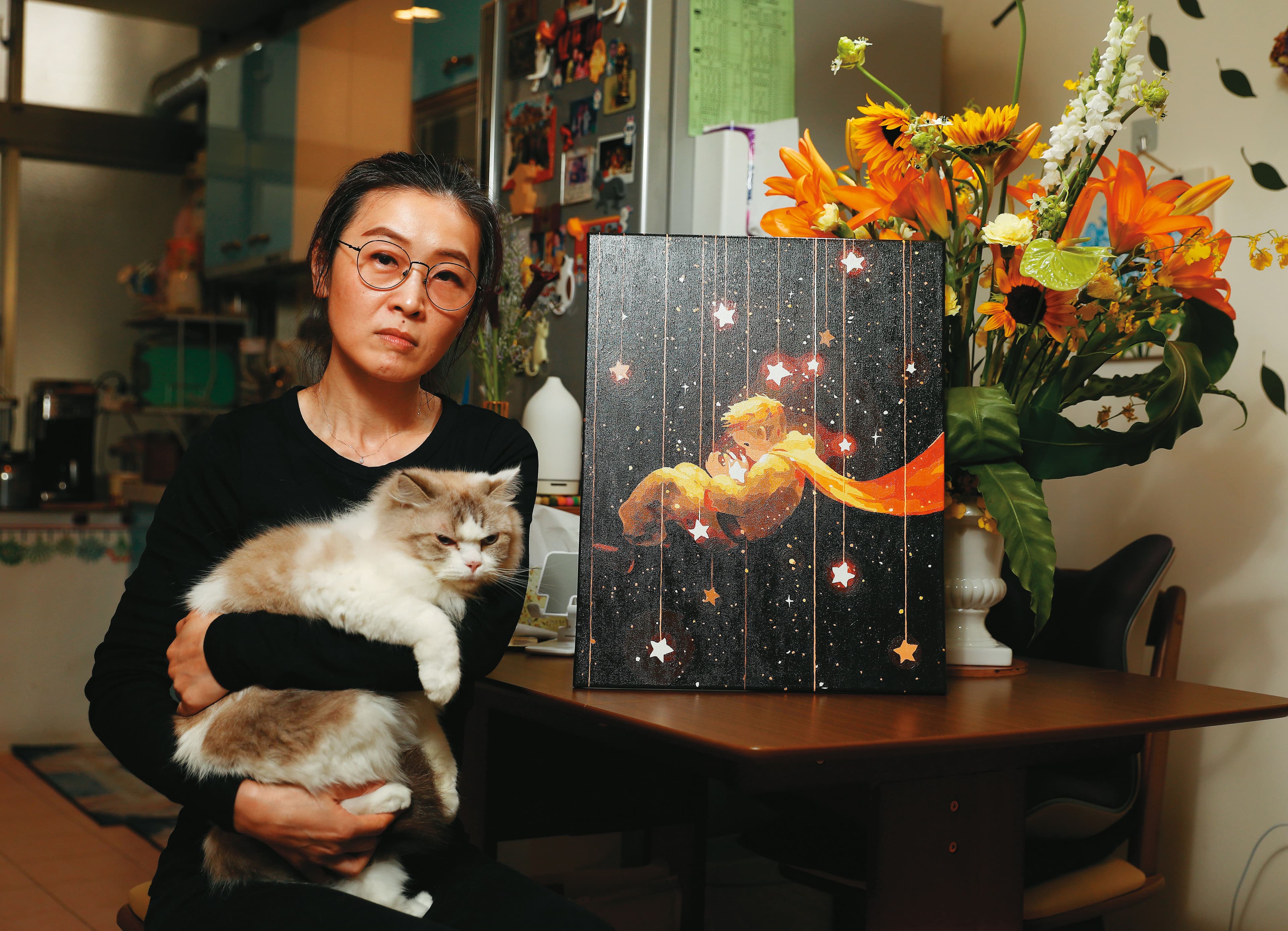 李星儀在兒子逝世後,開始大量創作《小王子》相關作品,右圖是她的畫作,也養了兒子生前就一直想養的貓。