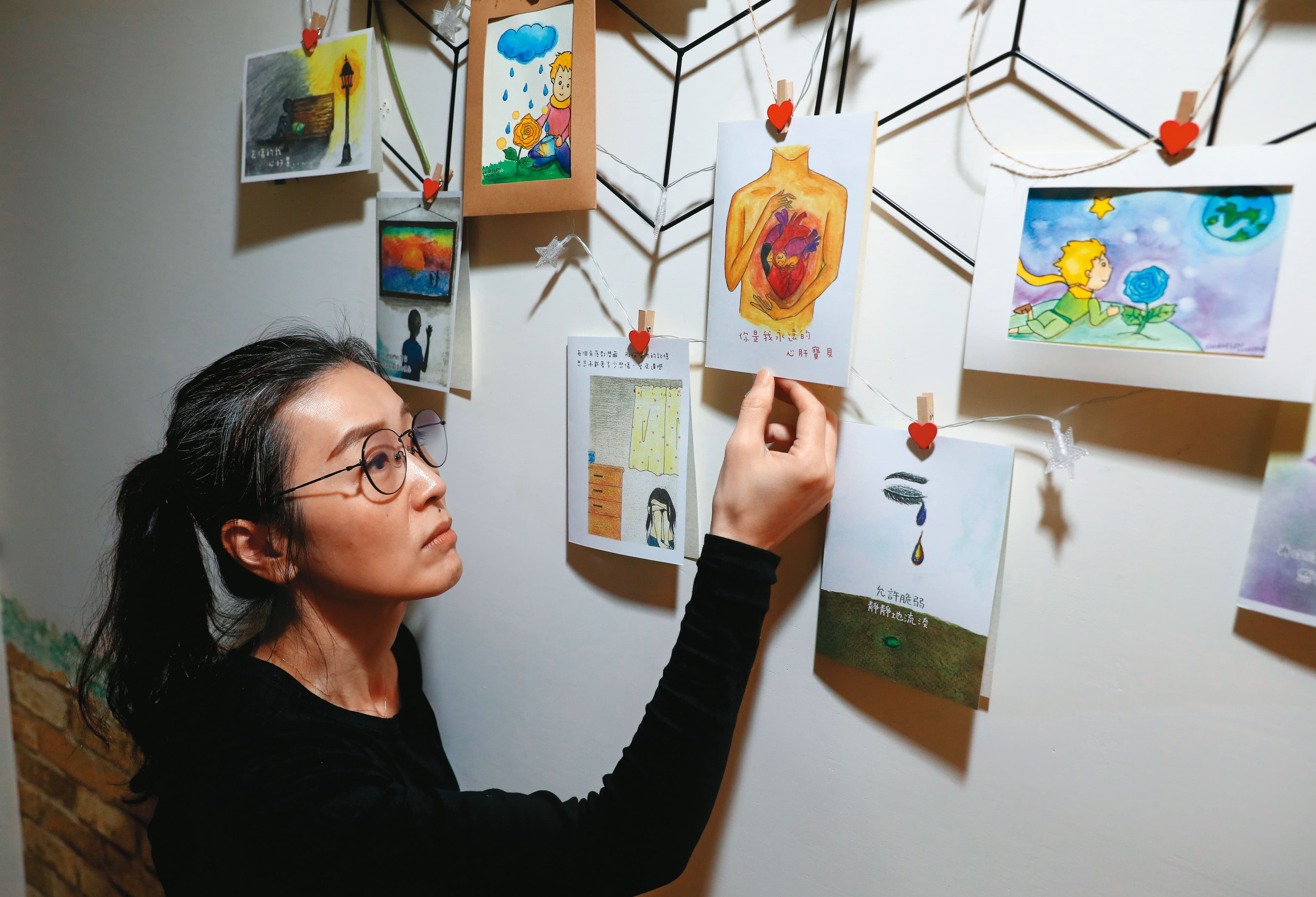 李星儀家中有一面療癒牆,放著遺族關懷協會製作的卡片,其中一張卡片上寫著:「允許脆弱。」