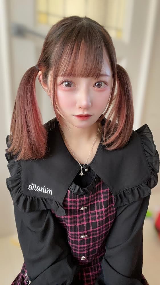 日本網紅「地雷チャン」因整型翻轉人生,不少網友認為她撞臉日本女星佐佐木希。(翻攝推特@zirazyo_)