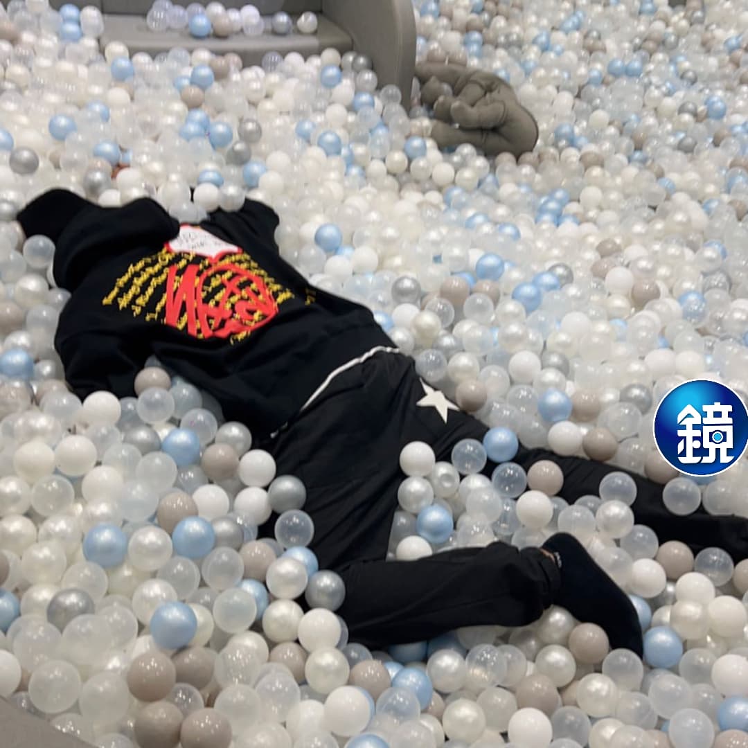 羅志祥玩遊戲球池,摔得狗吃屎。(翻攝自羅志祥iG)