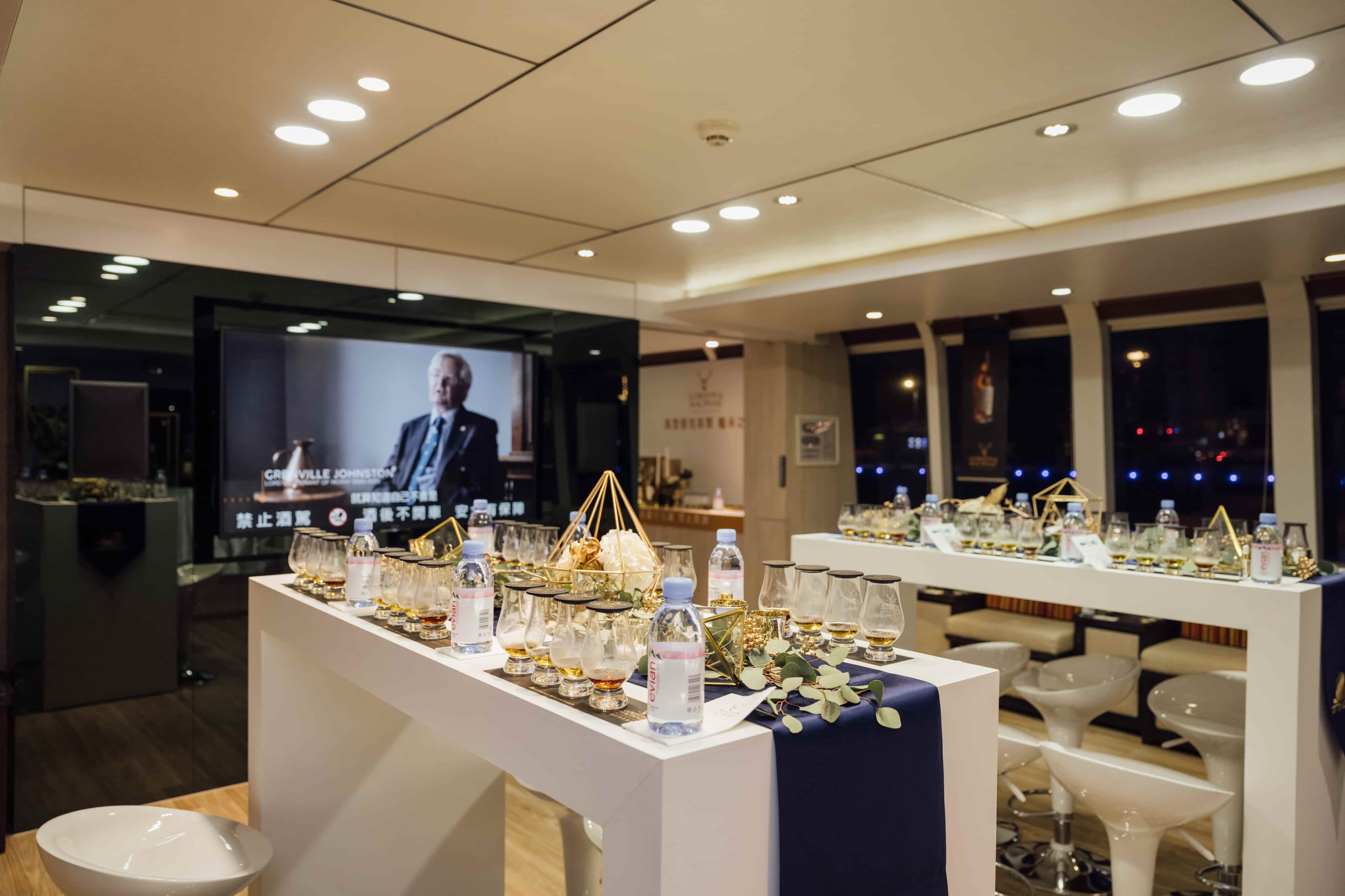 「高登麥克菲爾」於遊艇上舉辦品飲會,打造全新的感官饗宴。(廷漢企業提供)
