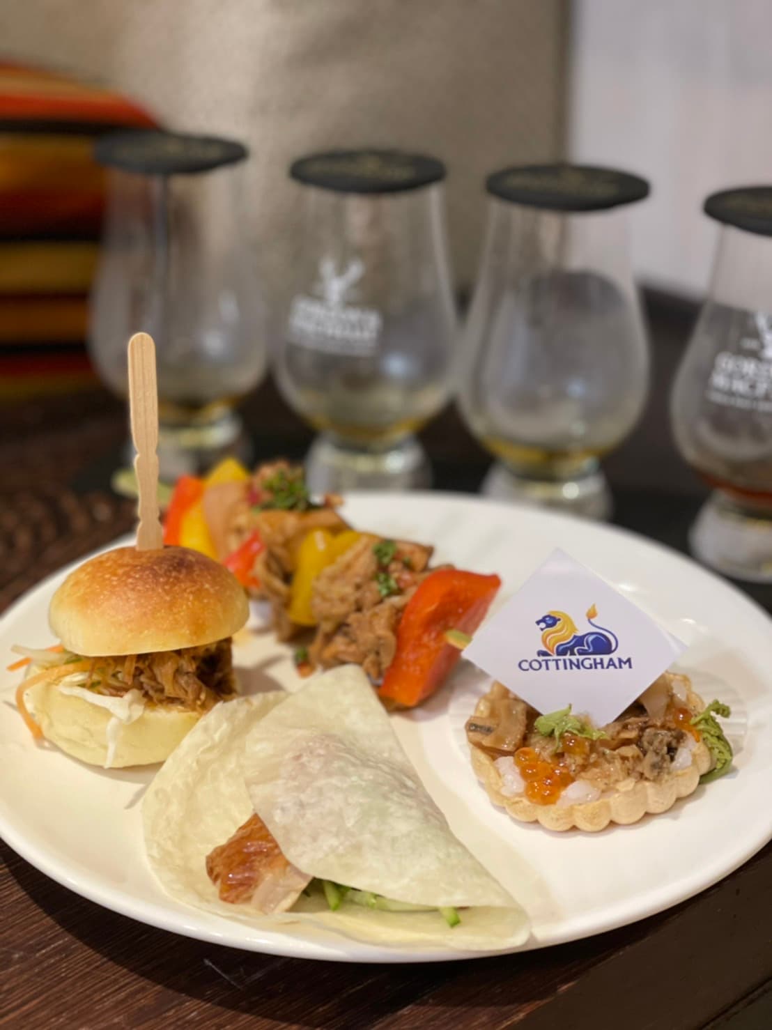 「吳謝私廚」為品飲酒款個別設計出帶有異國風情的餐點搭配,使酒款風味更為突出。