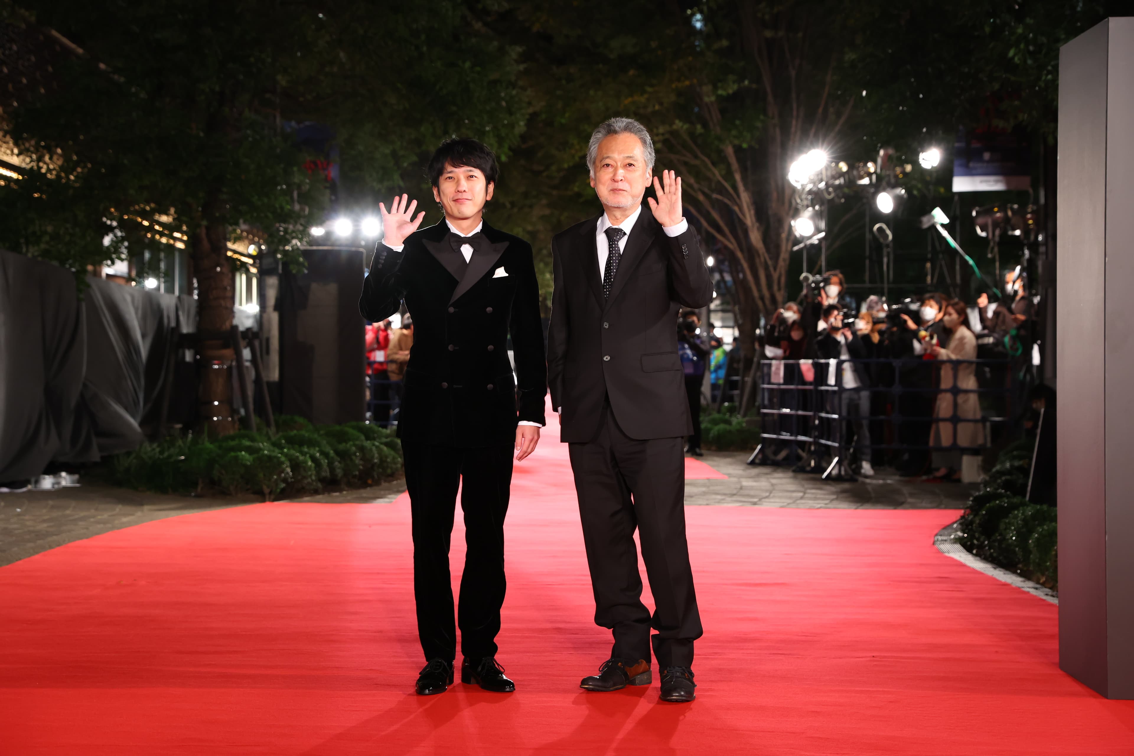 二宮和也（左）主演新片《來自北國的信》被選為本屆東京影展開幕片，他與導演瀨瀨敬久一起壓軸登上紅毯。（東京國際影展提供）