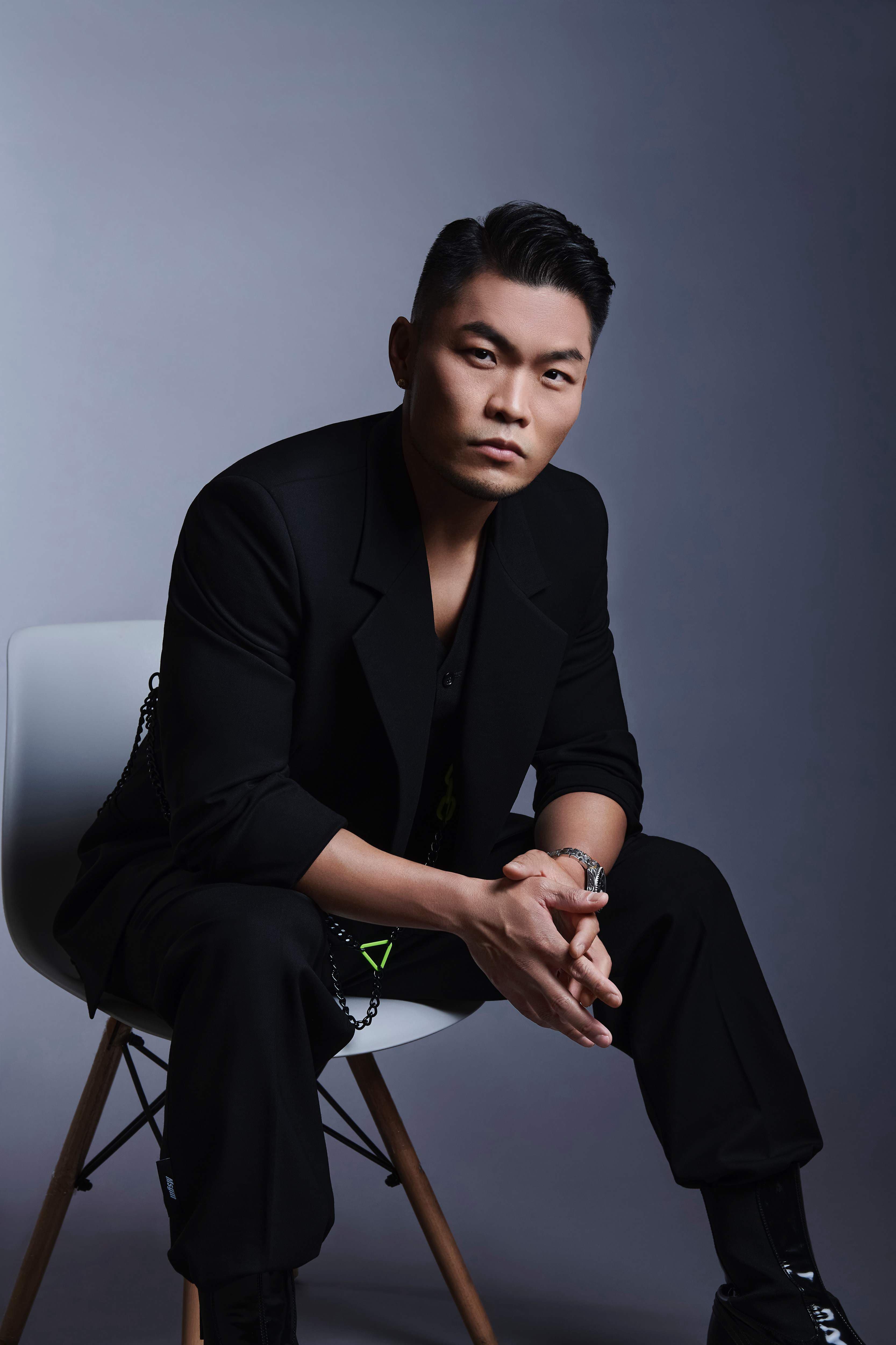金曲歌王李玖哲受邀於第59屆金馬獎頒獎典禮,在「追思逝世影人紀念」獻唱。(金馬獎執委會提供)