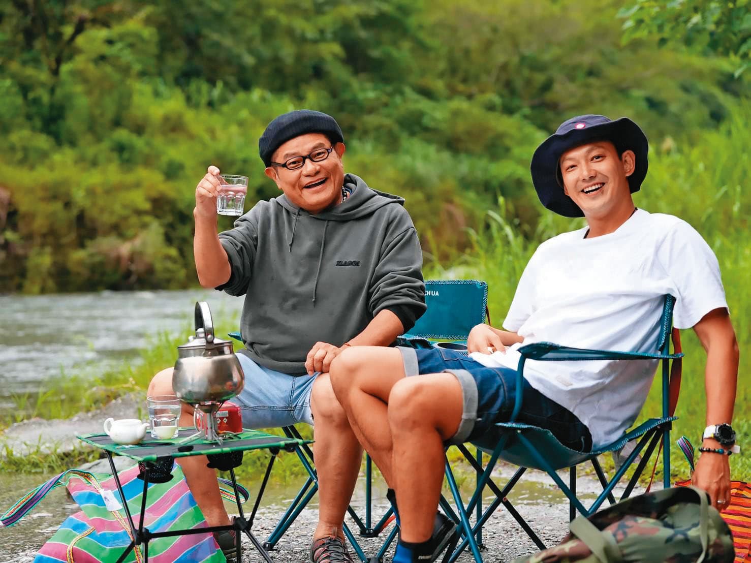 許效舜(左)搭檔威廉(右)主持《請問今晚住誰家》外景節目。