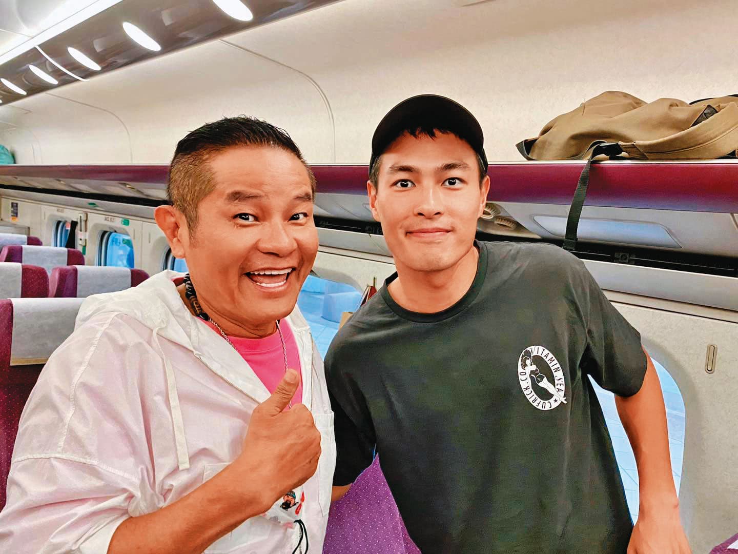 許效舜(左)出外景錄影,在高鐵上巧遇楊祐寧(右)。(翻攝自許效舜的筍絲團臉書)
