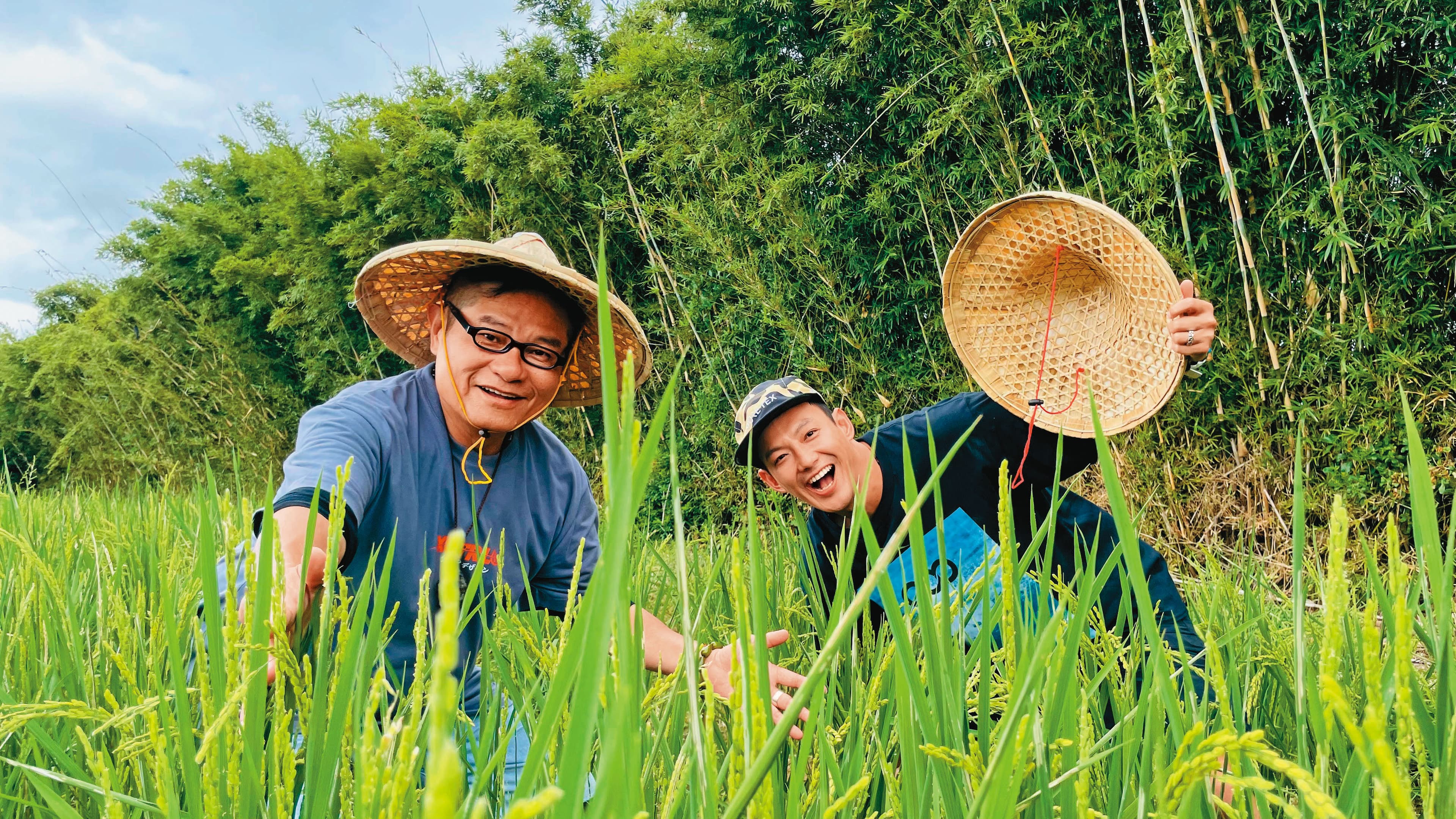 許效舜(左)與搭檔威廉(右),為節目經常上山下海體驗人生。