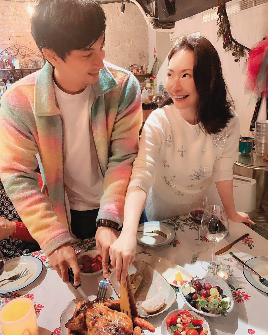 王俐人（右）近幾年專注於私廚經營，婚後老公林琮軒（左）也幫忙打理。（翻攝自王俐人臉書）