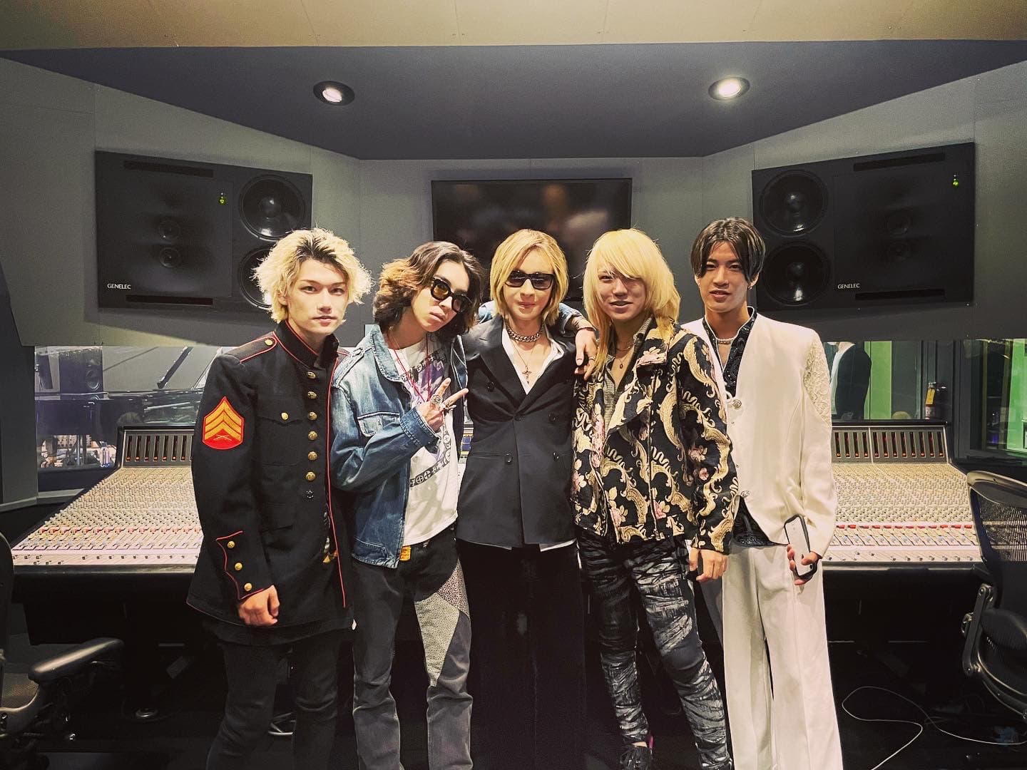 YOSHI(左二)日前才剛與YOSHIKI在洛杉磯見面,籌備樂團出道事宜。(翻攝自YOSHIKI Twitter)
