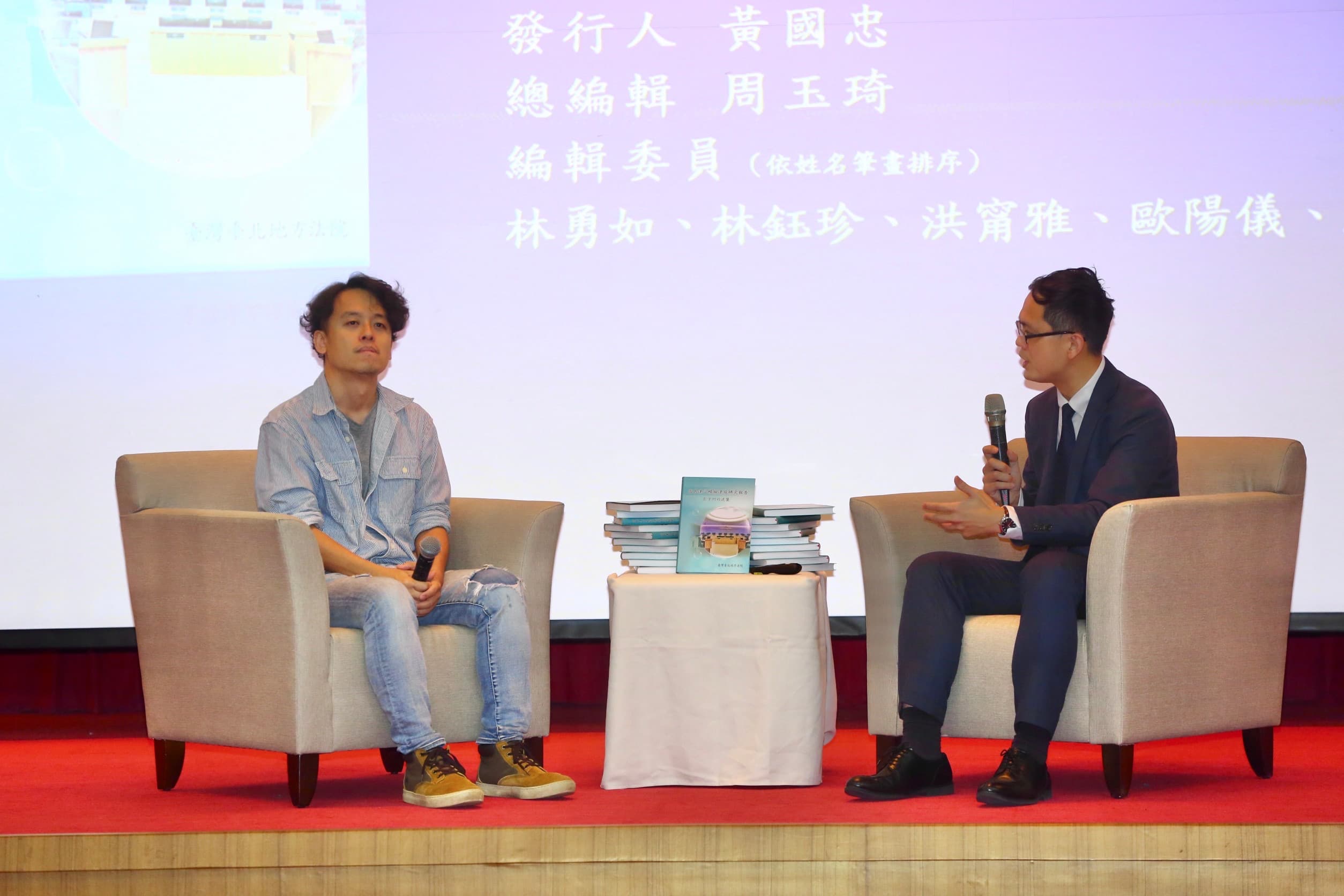 律師導演唐福睿(左)與北院法官廖晉賦(右)主持國民法官新書發表。