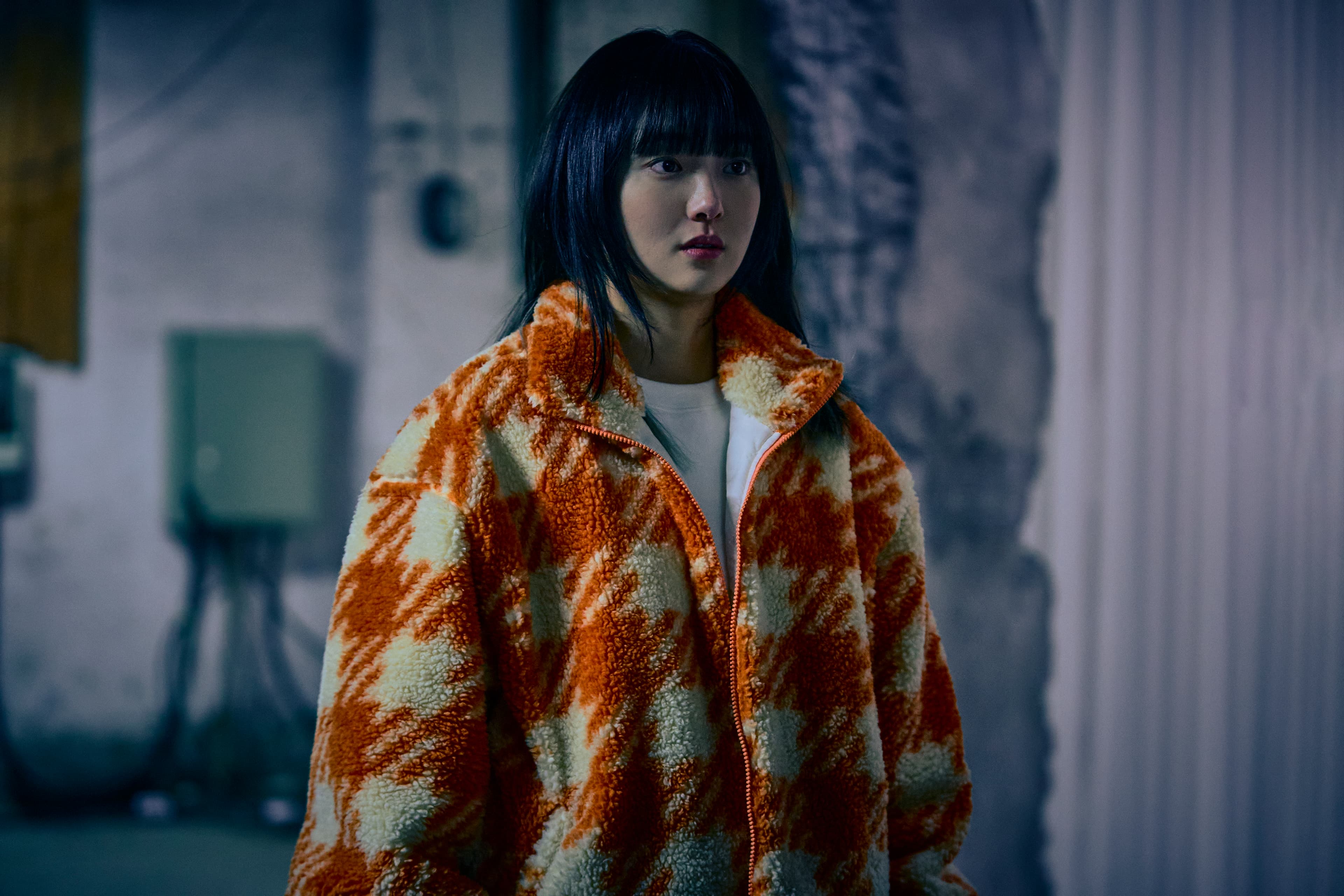 金慧峻在《異感追擊:連瞳》飾演神秘少女,處處幫助丁海寅。(Disney+提供)