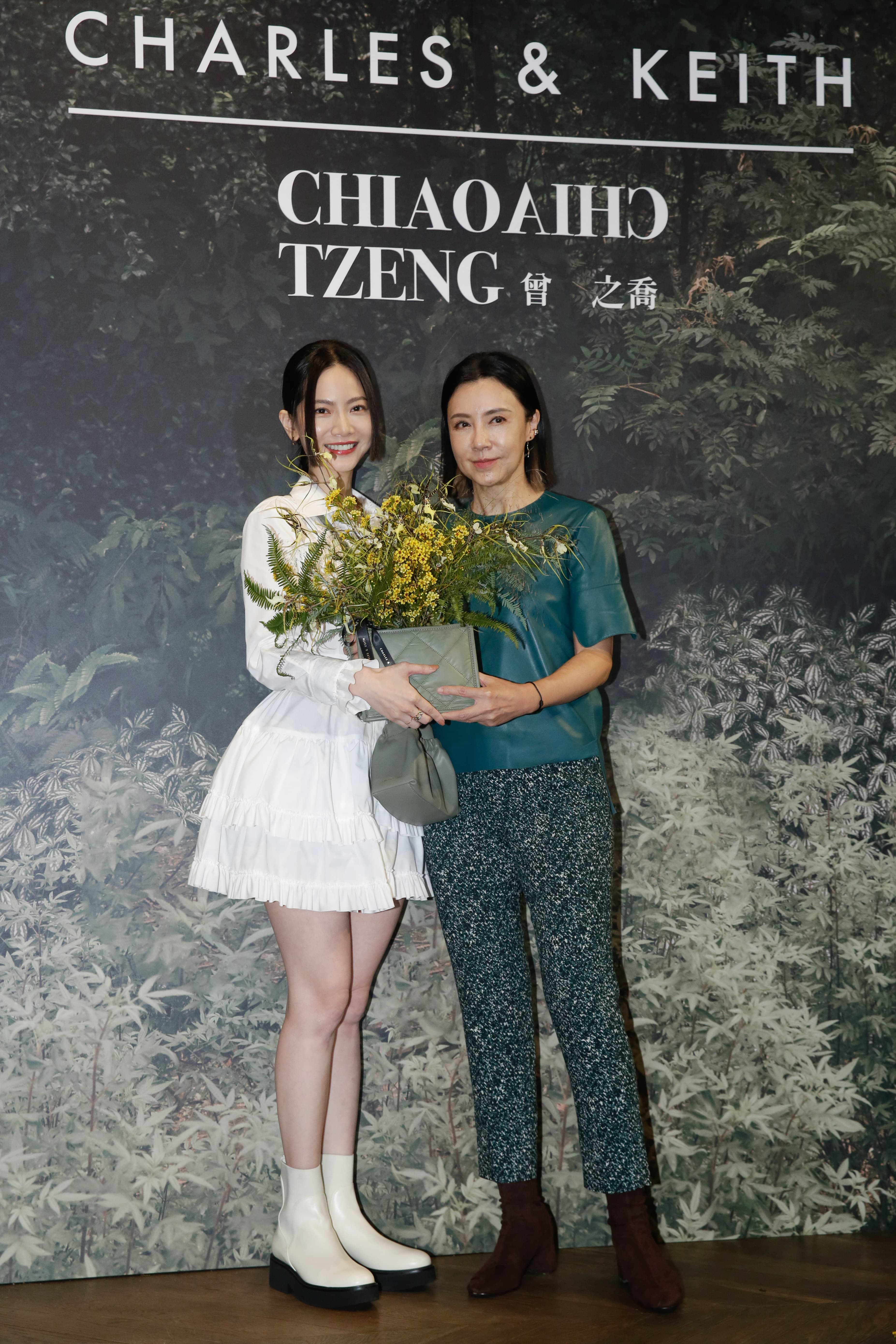 台灣CHARLES & KEITH總經理黃維芬(右)獻上花束為曾之喬(左)慶生。
