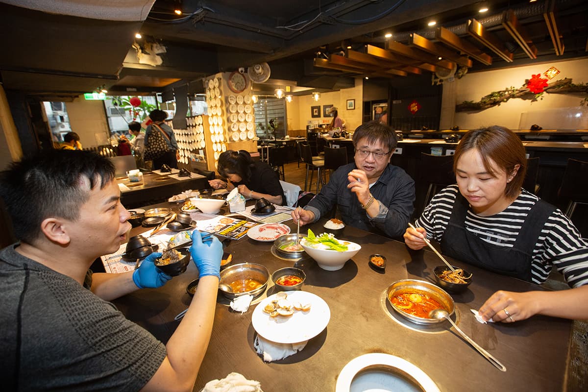 李丙增(右後)把員工當成家人,幾乎包辦員工3餐,每天下午一起吃飯,毫無隔閡。