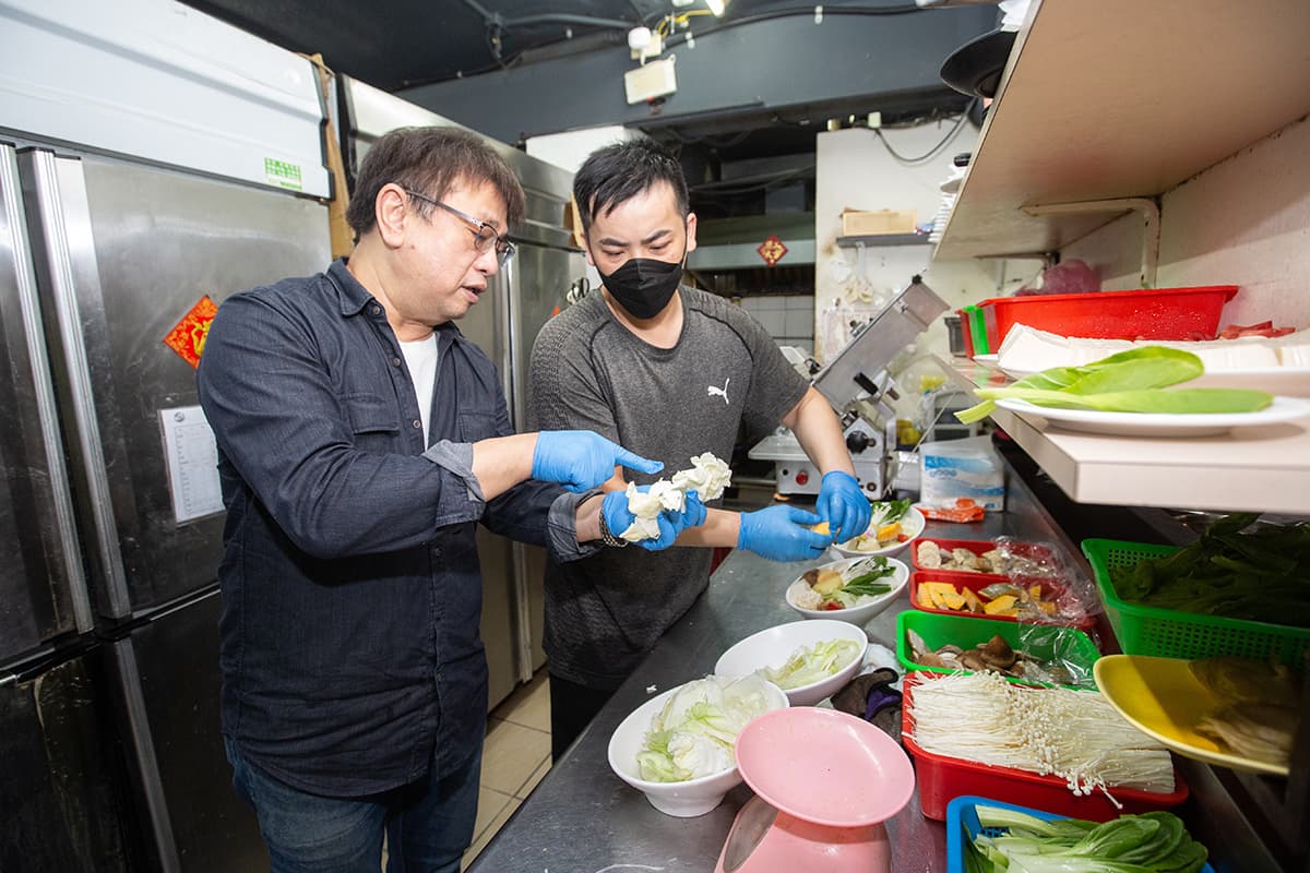 李丙增(左)要求食材新鮮、天然,使用的白菜也是精挑處理過,不能有太多菜梗。