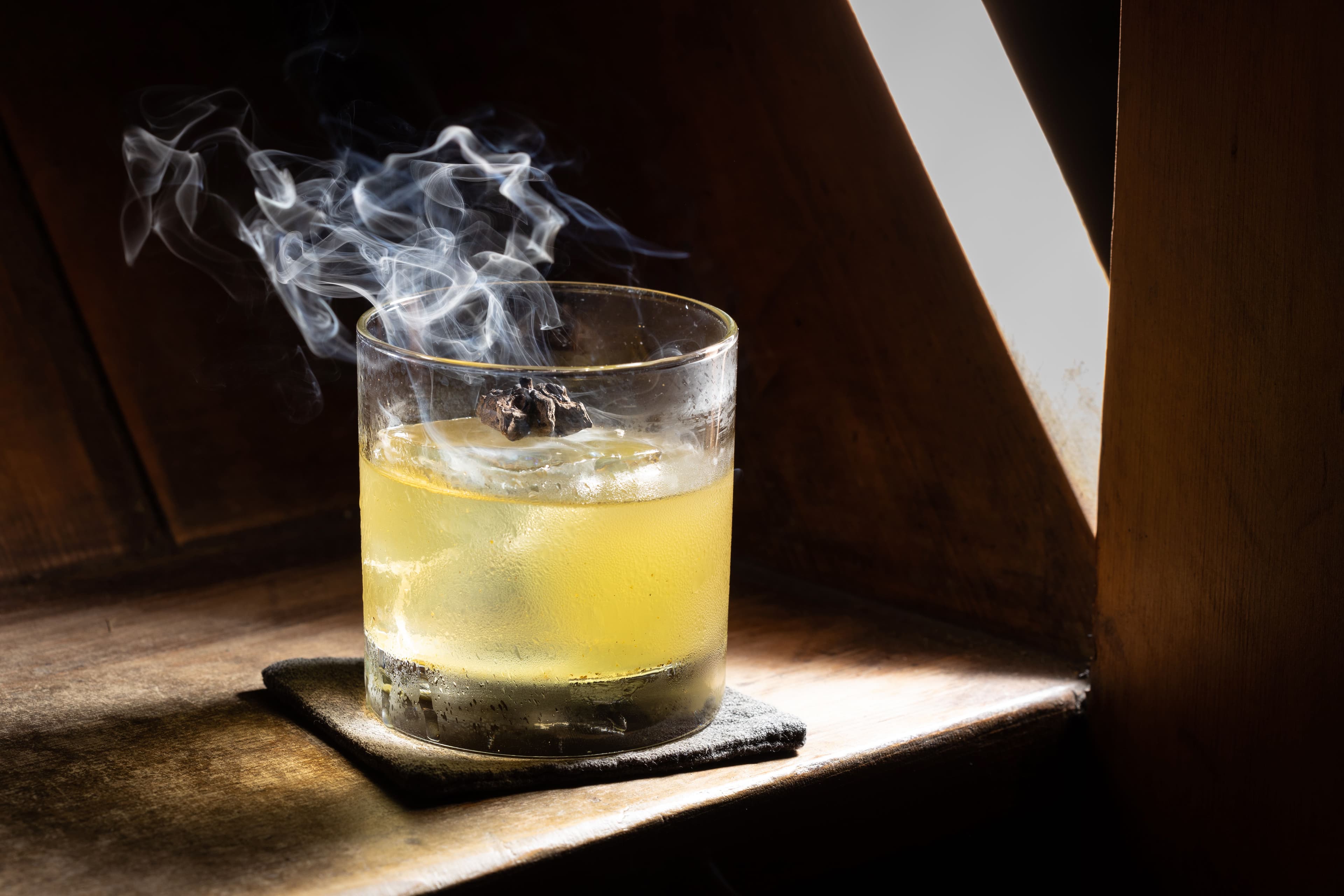 「般若」噴上檜木香氣,酒質煙燻強勁。(400元/杯)