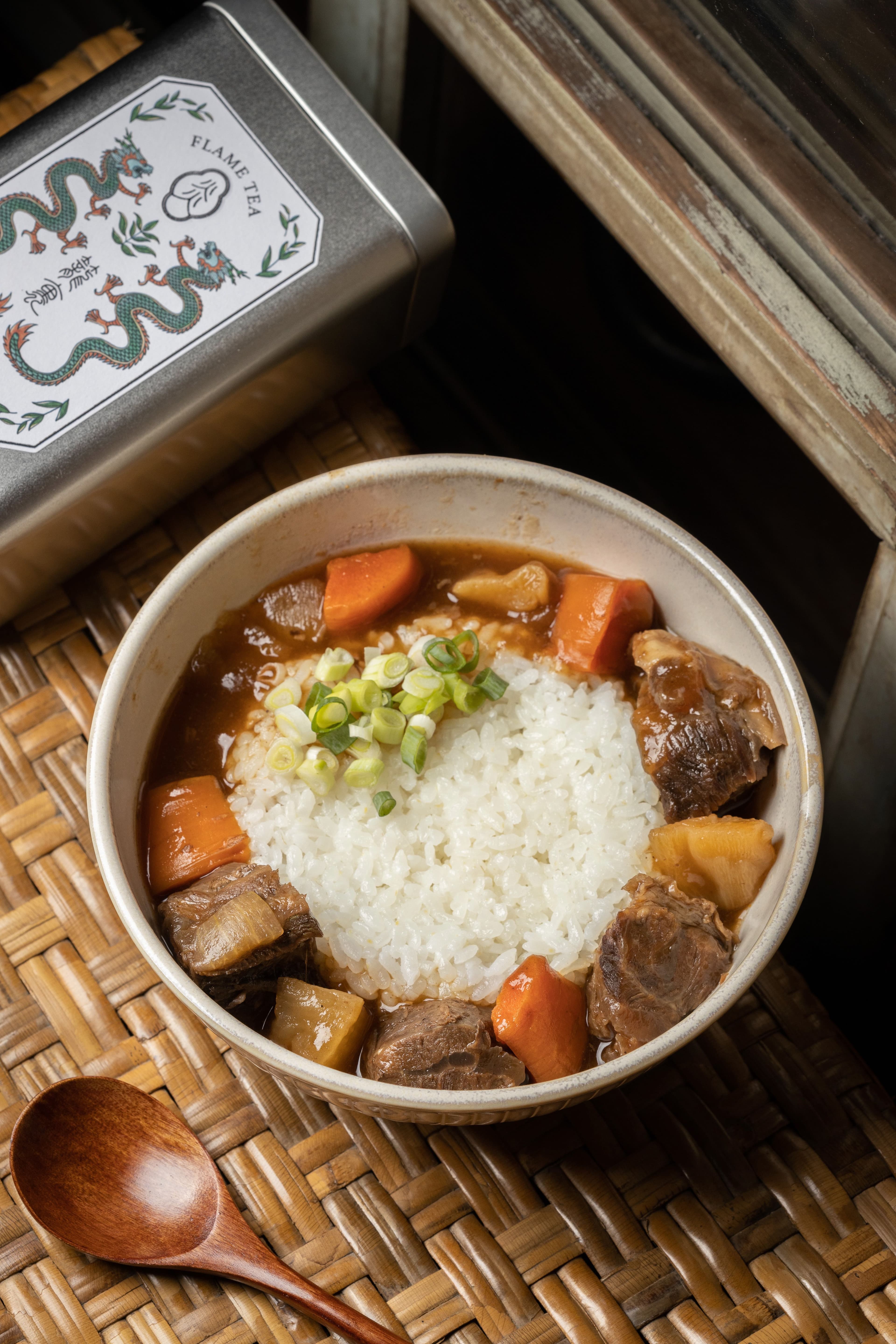 「紅燒牛腩蓋飯」的濃郁家常味,療癒人心。(250元/份)