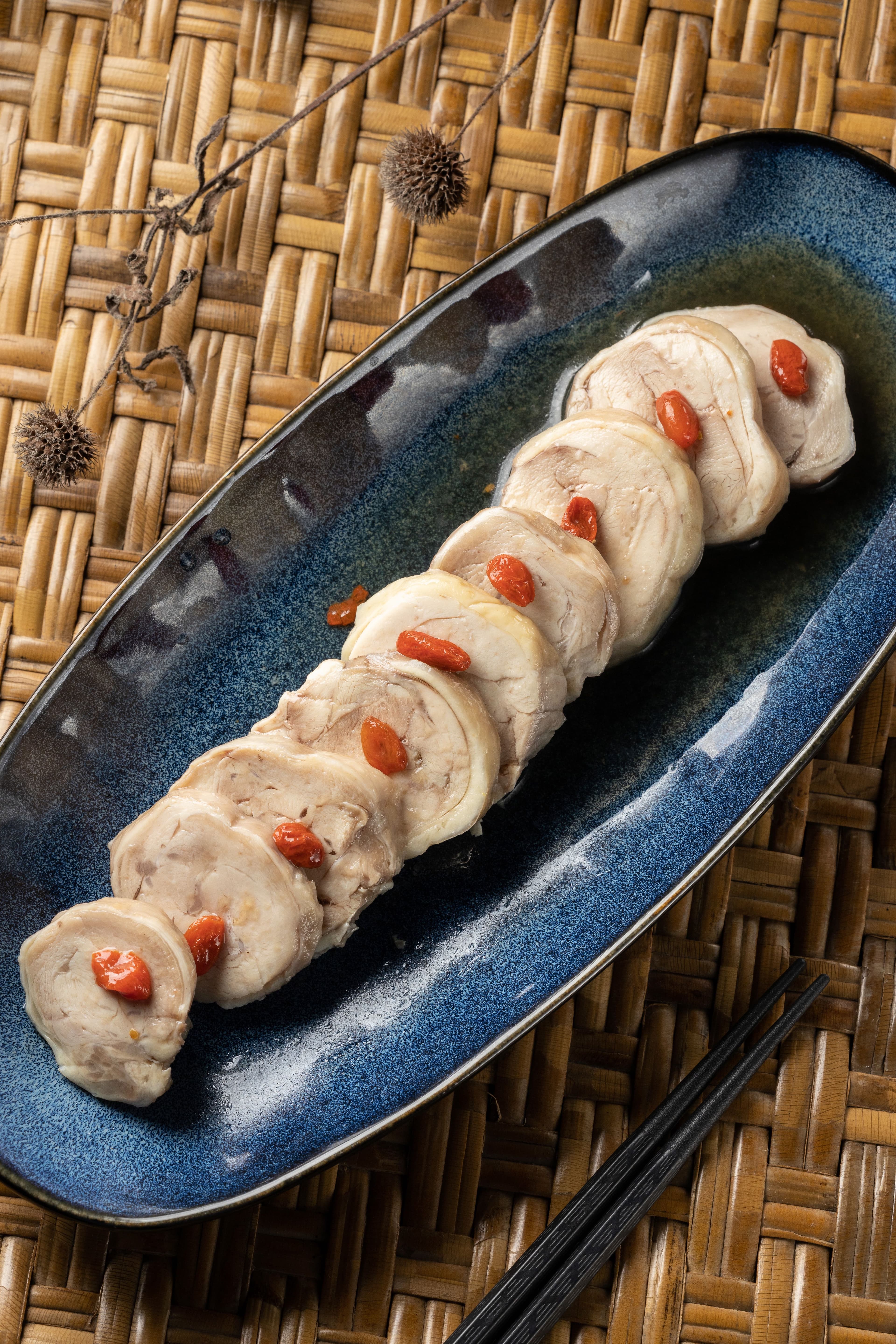「紅烏龍威士忌醉雞」以軟嫩雞腿肉搭配自煮的紅烏龍茶威士忌茶酒醬汁,可配輕盈口感的調酒。(250元/份)