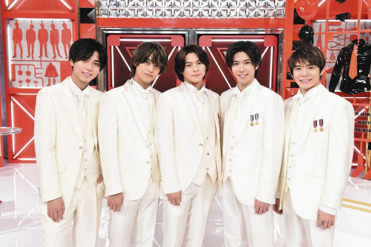 「King & Prince」岸優太、神宮寺勇太、平野紫耀3成員日前宣布將退團,今年將會是他們最後一次以5成員之姿登上《紅白》。(翻攝自中日新聞)