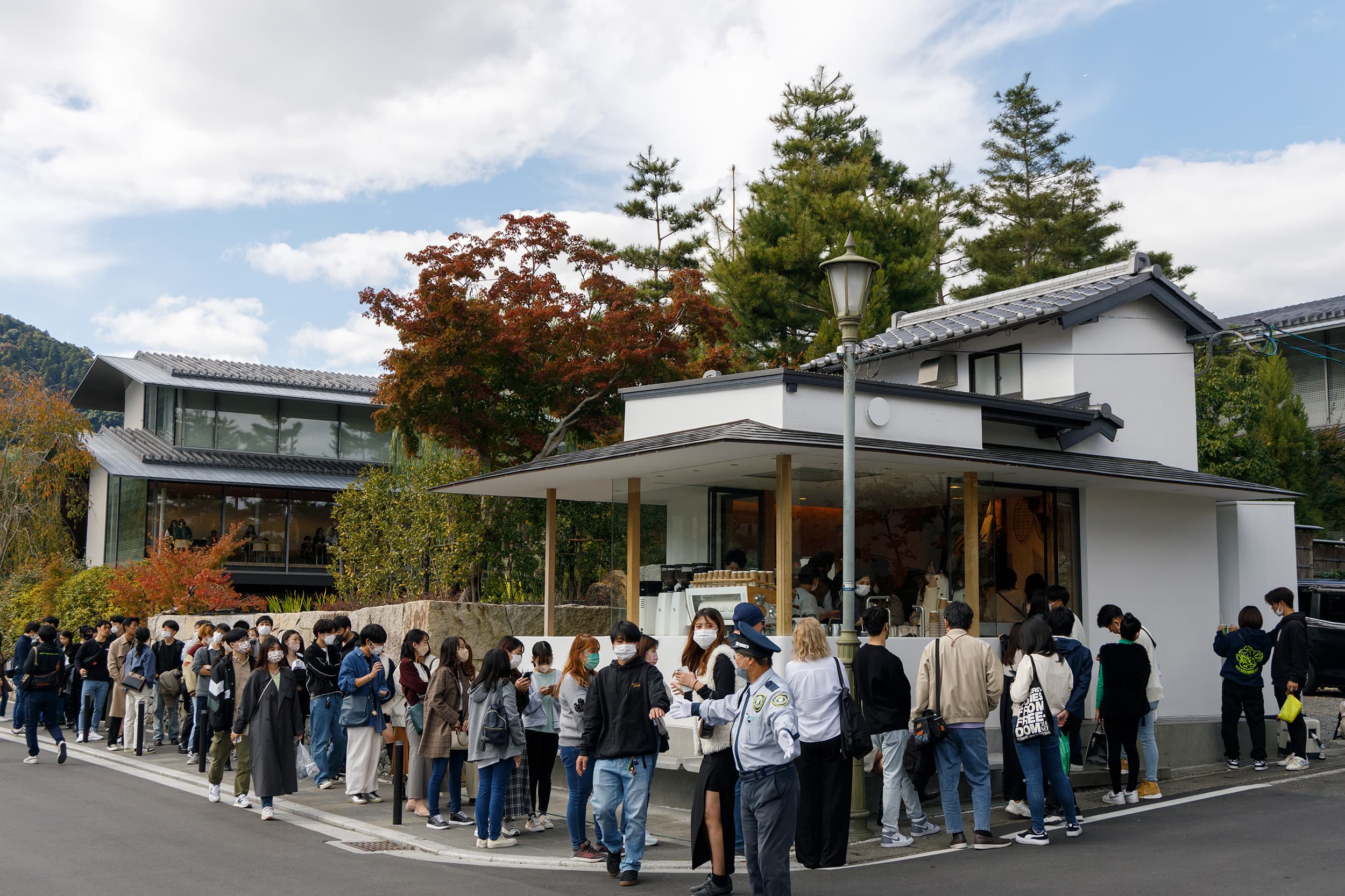 位於河邊的「%ARABICA京都嵐山店」，排隊人潮總是絡繹不絕。