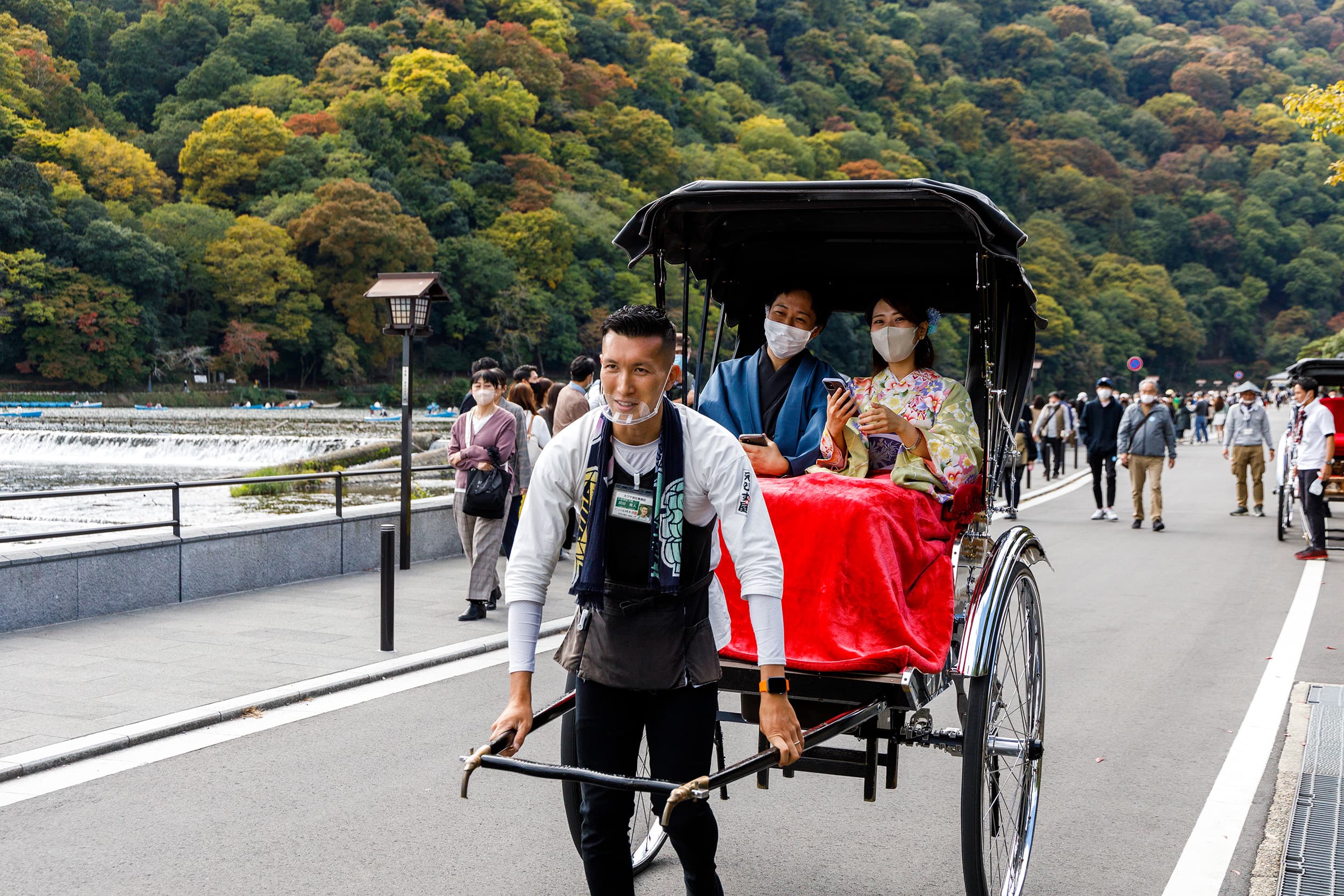 現在嵐山的人力車生意依舊很好，許多日本遊客會特別租借和服拍照留念。