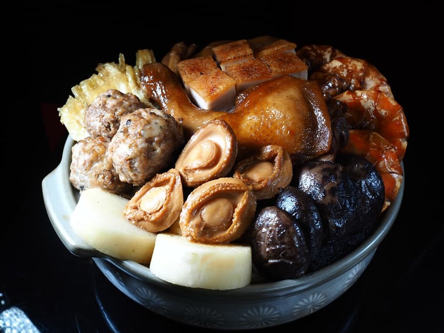 「奢華珍寶盆菜」把各種費工好料齊聚一盆。（3,280元／盆）