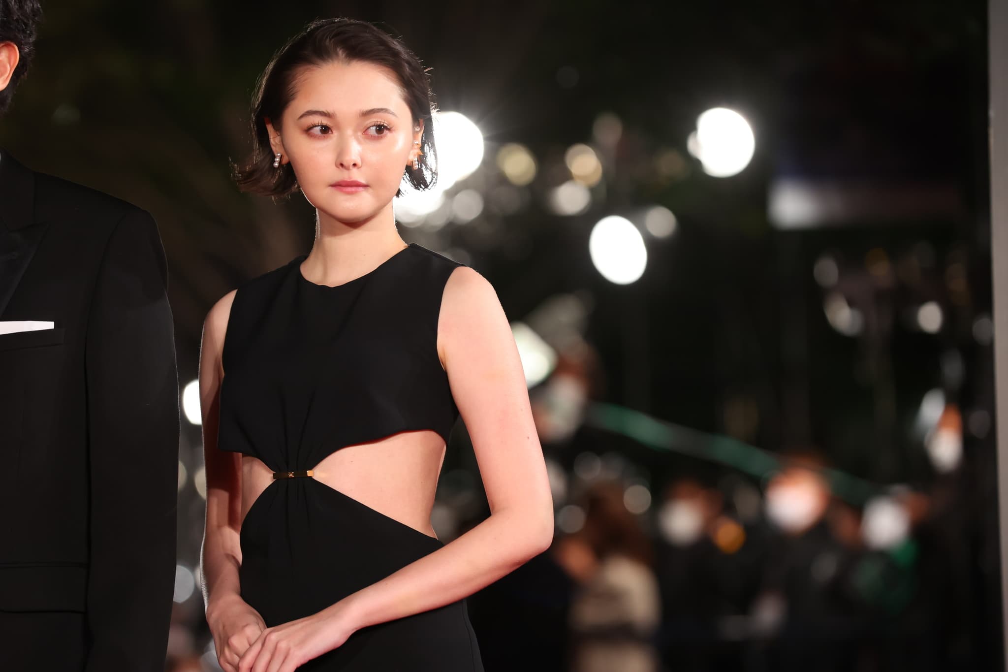 稻垣吾郎(左)在電影《在窗邊》中飾演一名自由作家,他發現編輯老婆中村友理偷吃,卻不敢向她攤牌。(東京國際影展提供)