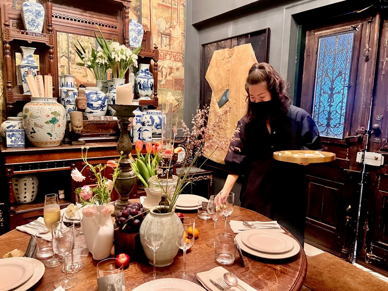 「À la maison 在家裡」空間以主人蒐藏的中西古物堆砌出獨特美感。