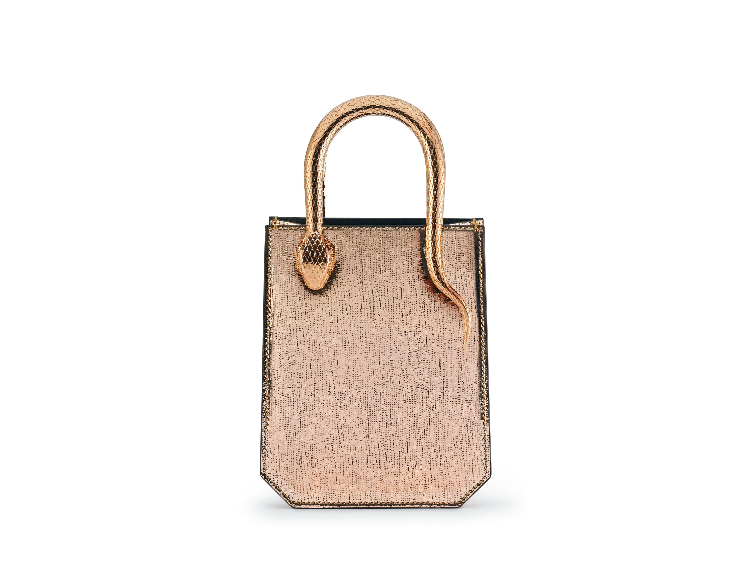 Serpentine Vertical Tote 夜鶯淡金色小牛皮托特包 NT$91,800。(寶格麗提供)