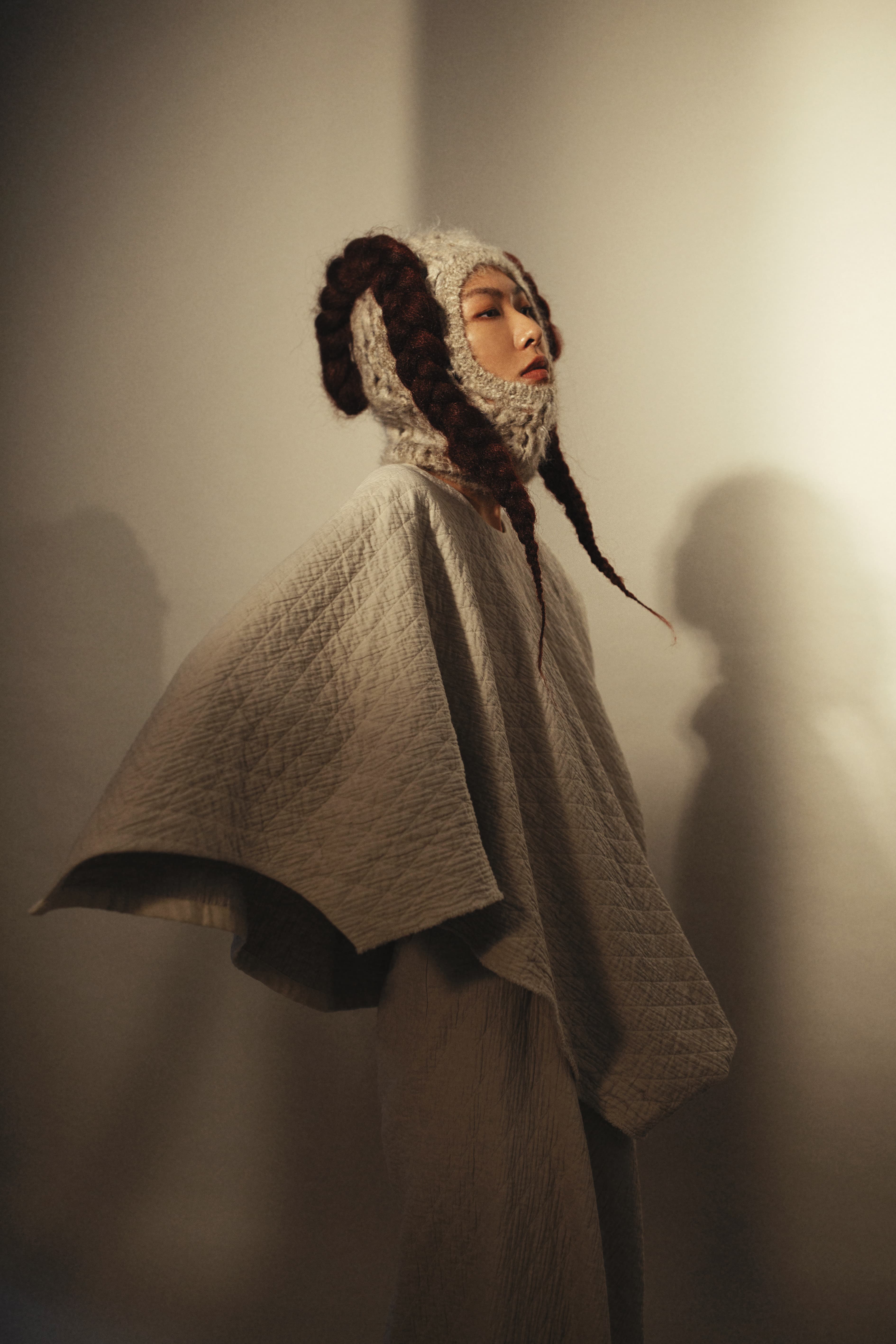 水洗灰色圍裹洋裝 價格未定 by Uma Wang@onefifteen初衣食午 米色針織帽NT$30,700 by BRUNELLO CUCINELLI