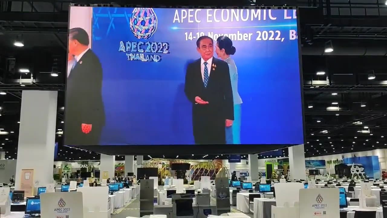 巴育被拒握手,表情超尷尬。(翻自YT畫面)