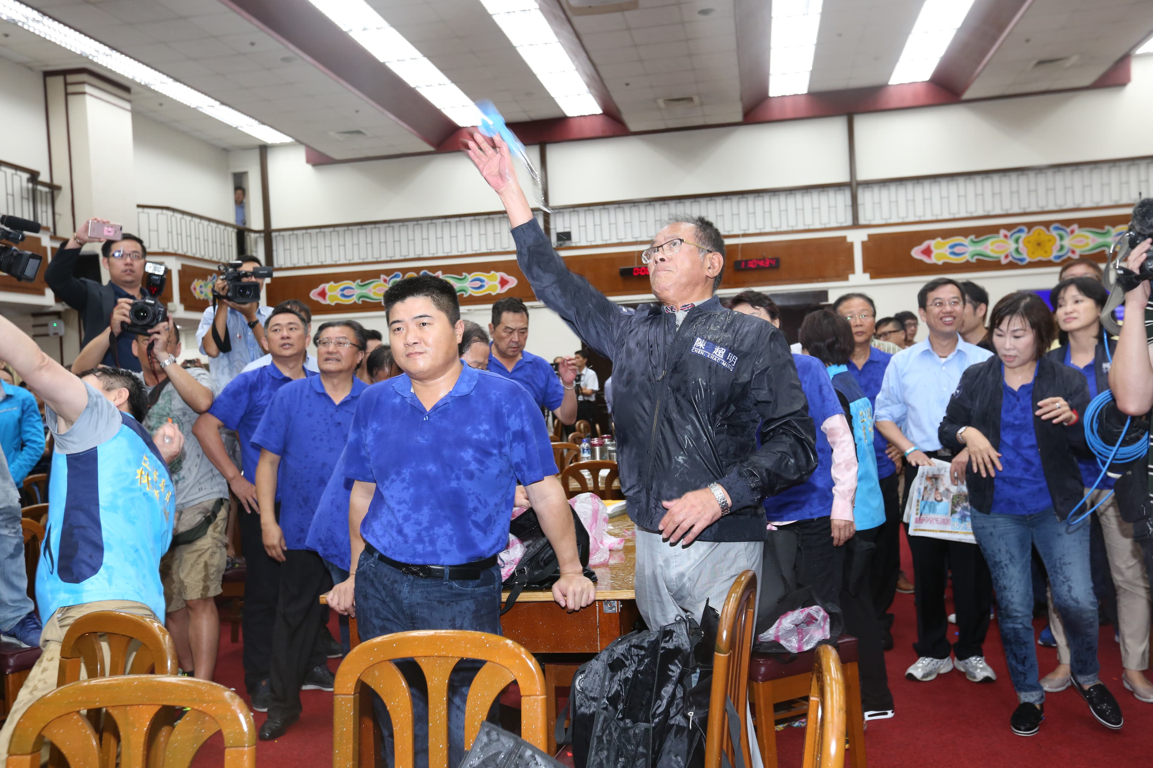 2017年7月,立法院財委會初審前瞻建設計畫,國民黨立委丟水球等方式杯葛預算,柯志恩(右後1)也在其中。(本刊資料照)