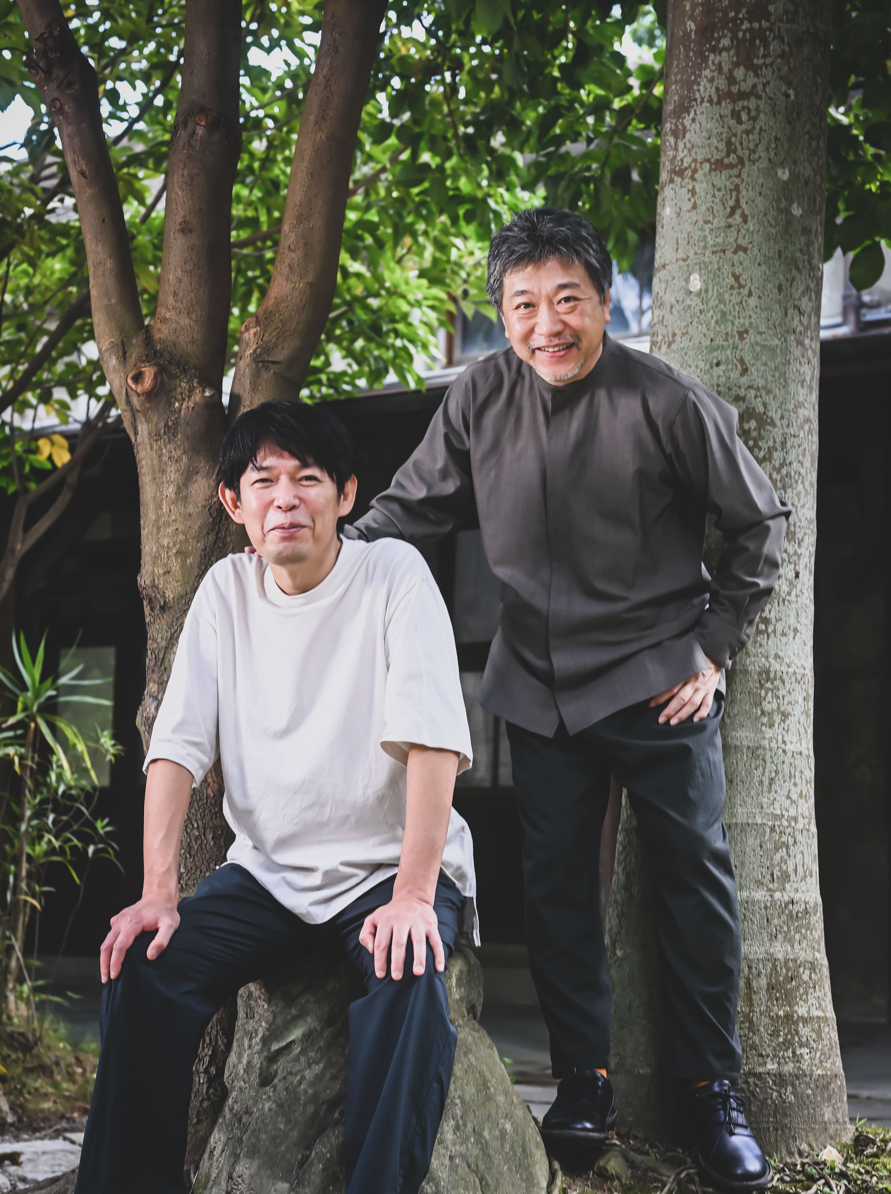 坂元裕二(左)與是枝裕和昨一前一後接受台灣媒體訪問,中間空檔合體拍照。(金馬執委會提供)
