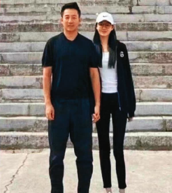 汪小菲(左)與大S離婚後,與26歲女星張穎穎(右)傳出緋聞。(翻攝微博)