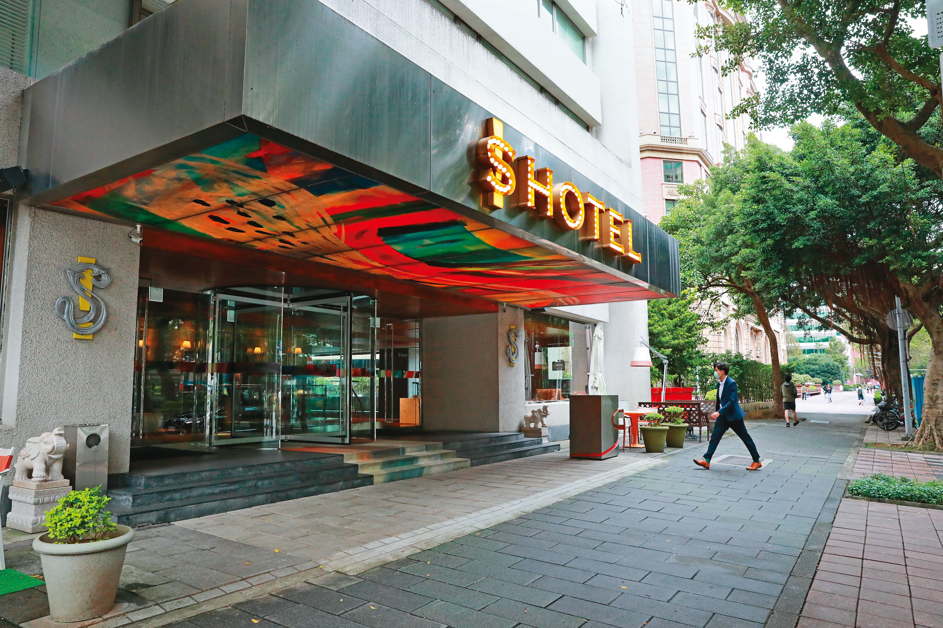 S HOTEL相關股權及資金是汪小菲在台的重要資產,目前大S家族已退出經營。