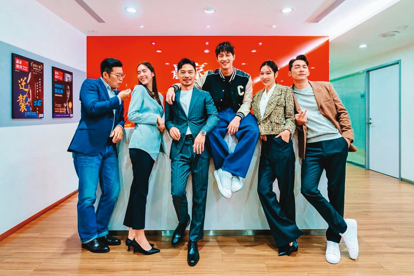 曾莞婷(右二)目前拍攝職場題材新劇《X!又是星期一》,飾演辦公室主管。(鏡文學提供)