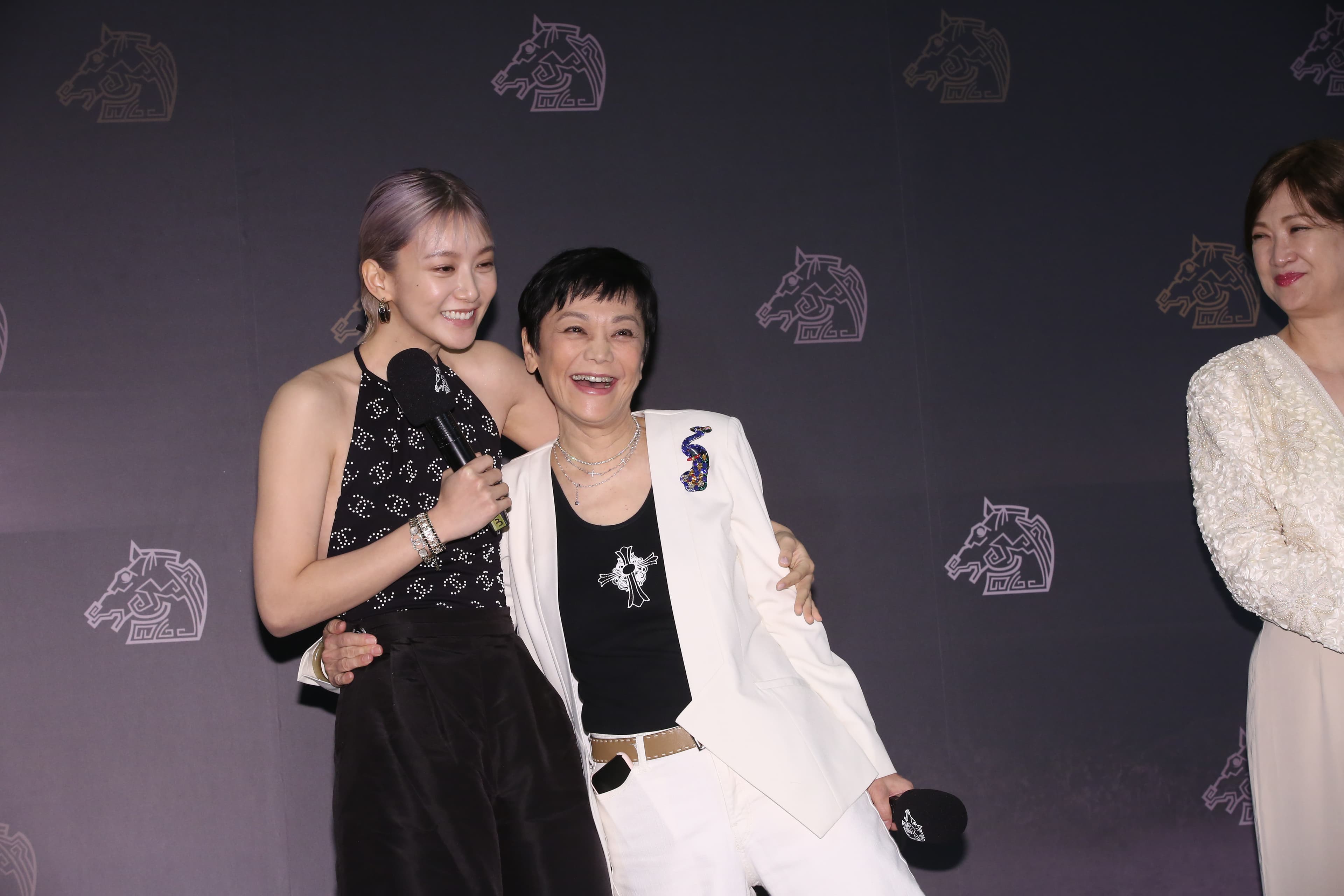 袁澧林與張艾嘉在另一部電影中飾演母女,沒想到竟同台競技,2人在台上隨即來了個愛的抱抱。