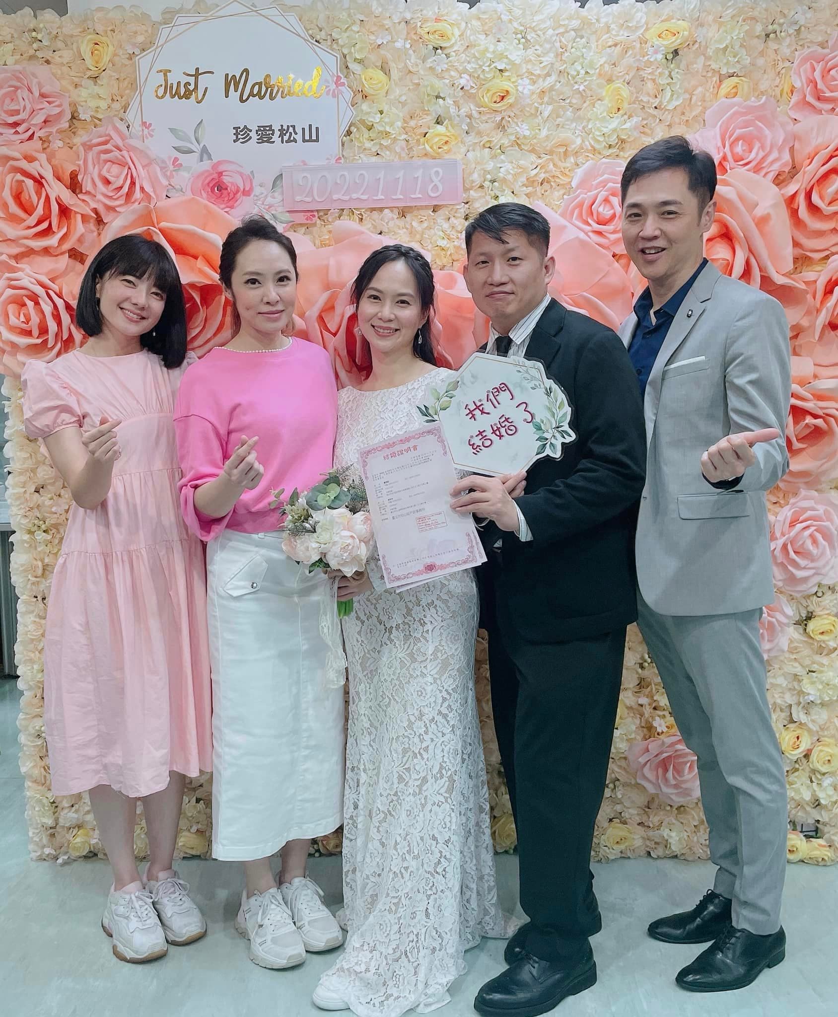 Stacy和老公登記,宋達民和洪百榕夫妻也到現場一起見證幸福時刻。(翻攝自史黛西STACY臉書)