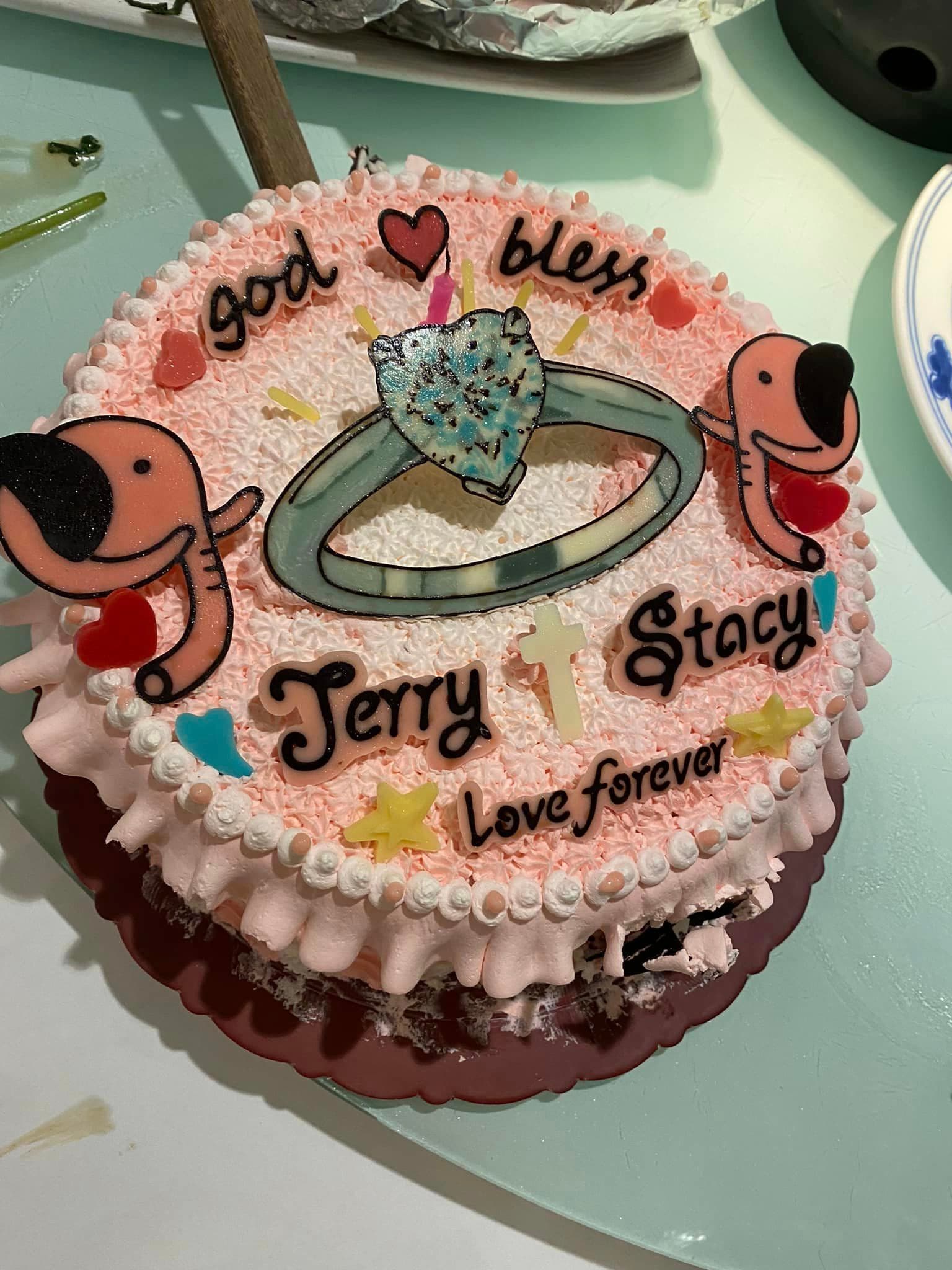 Stacy分享老公求婚的時候,親自設計的蛋糕圖案。(翻攝自史黛西STACY臉書)