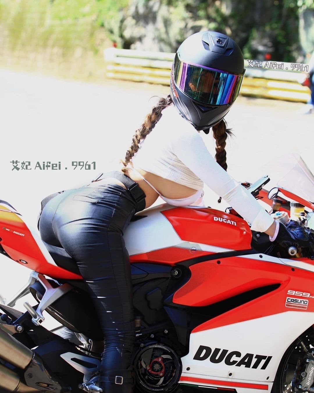 艾妃穿比基尼騎重機跑山,火辣裝扮讓人連按快門捕捉倩影。(翻攝IG@aifei.9961)
